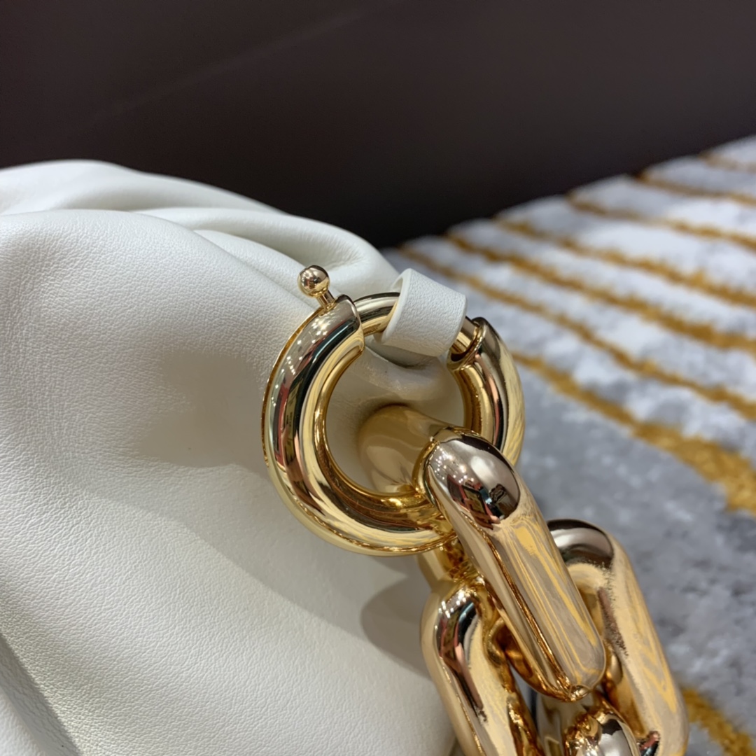 Bottega Veneta ๐๐๐ ๐พ๐๐ผ๐๐ ๐๐๐๐พ๐ 31CM BAG 620230็ฝ่ฒ/้้พ
