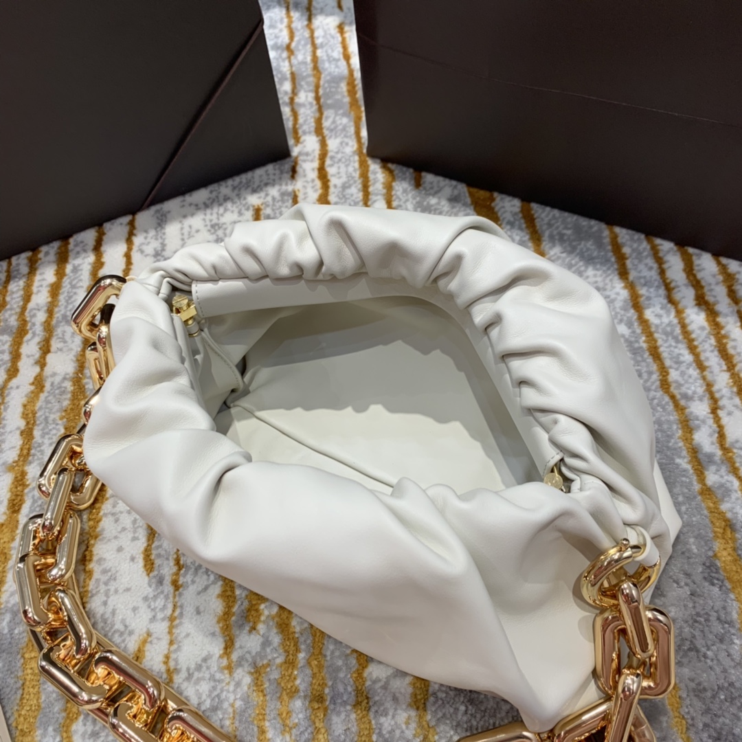 Bottega Veneta ๐๐๐ ๐พ๐๐ผ๐๐ ๐๐๐๐พ๐ 31CM BAG 620230็ฝ่ฒ/้้พ