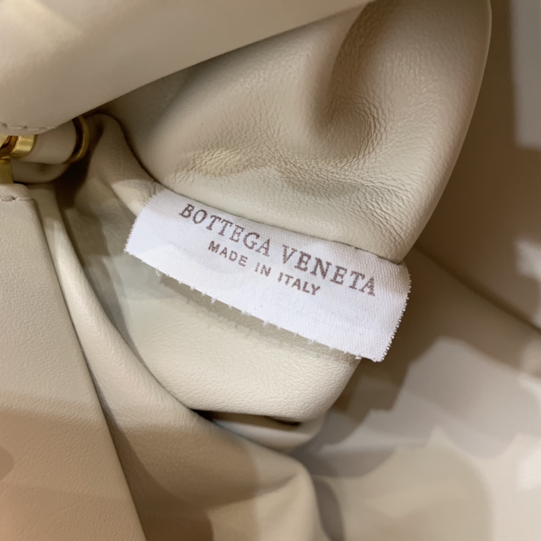 Bottega Veneta ๐๐๐ ๐พ๐๐ผ๐๐ ๐๐๐๐พ๐ 31CM BAG 620230็ฝ่ฒ/้้พ