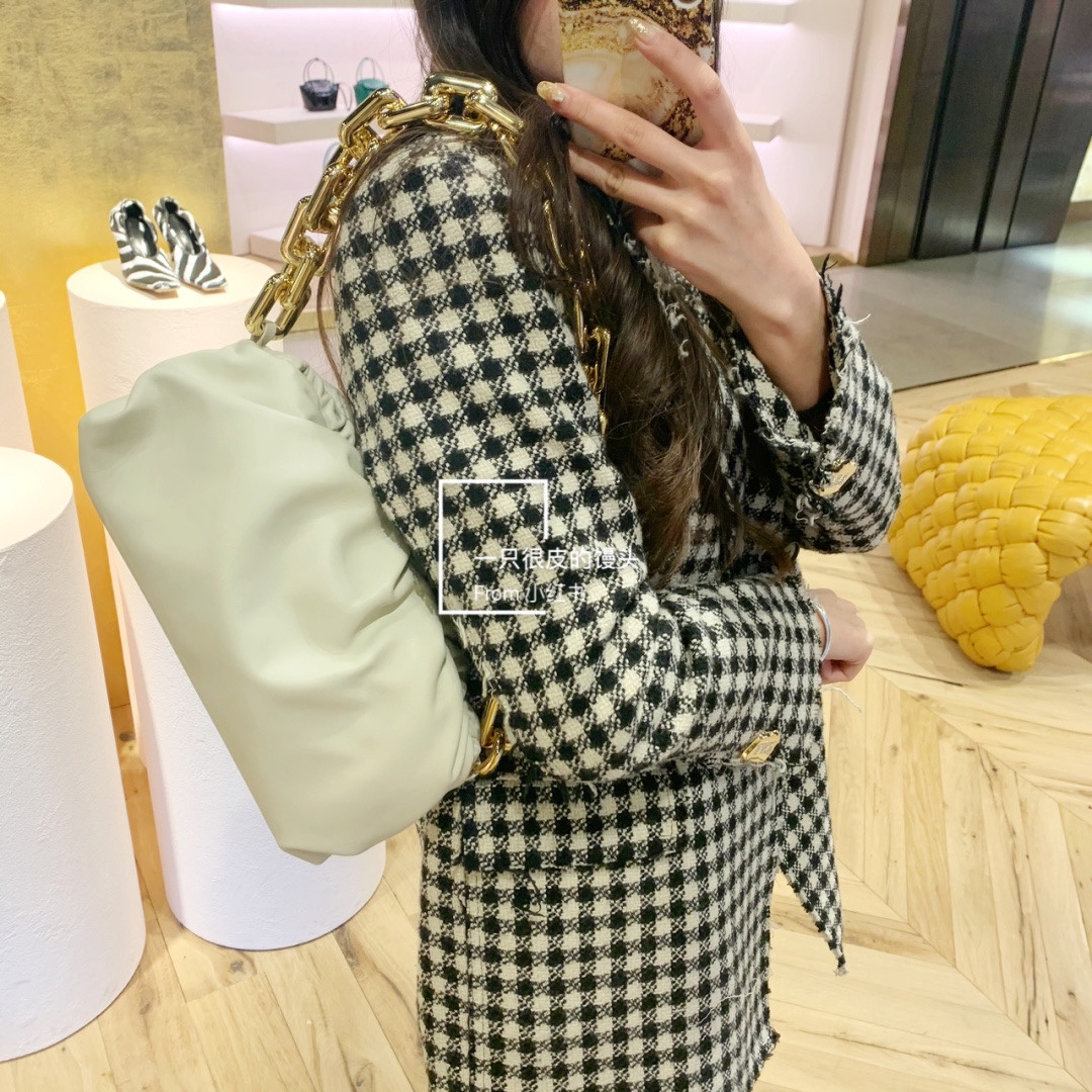 Bottega Veneta ๐๐๐ ๐พ๐๐ผ๐๐ ๐๐๐๐พ๐ 31CM BAG 620230็ฝ่ฒ/้้พ