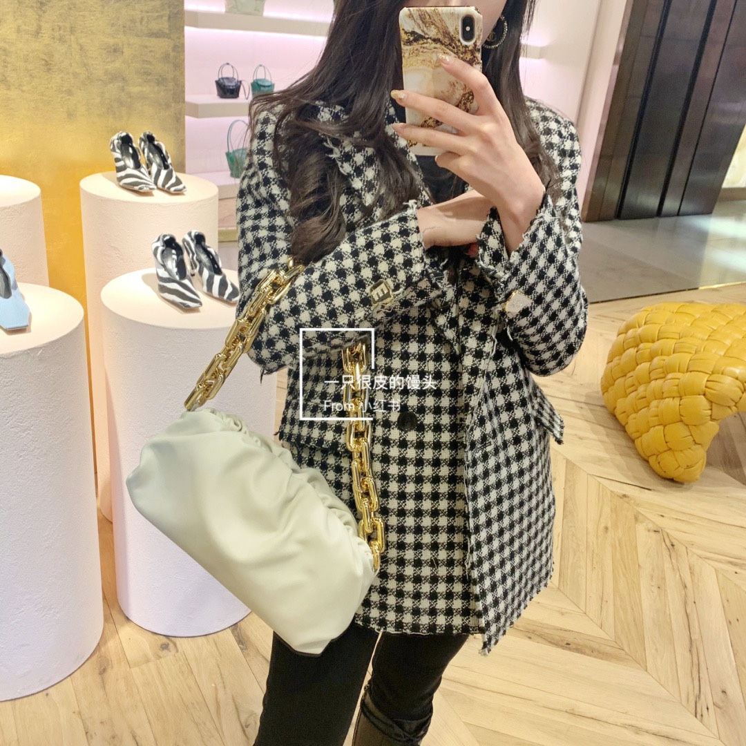 Bottega Veneta ๐๐๐ ๐พ๐๐ผ๐๐ ๐๐๐๐พ๐ 31CM BAG 620230็ฝ่ฒ/้้พ