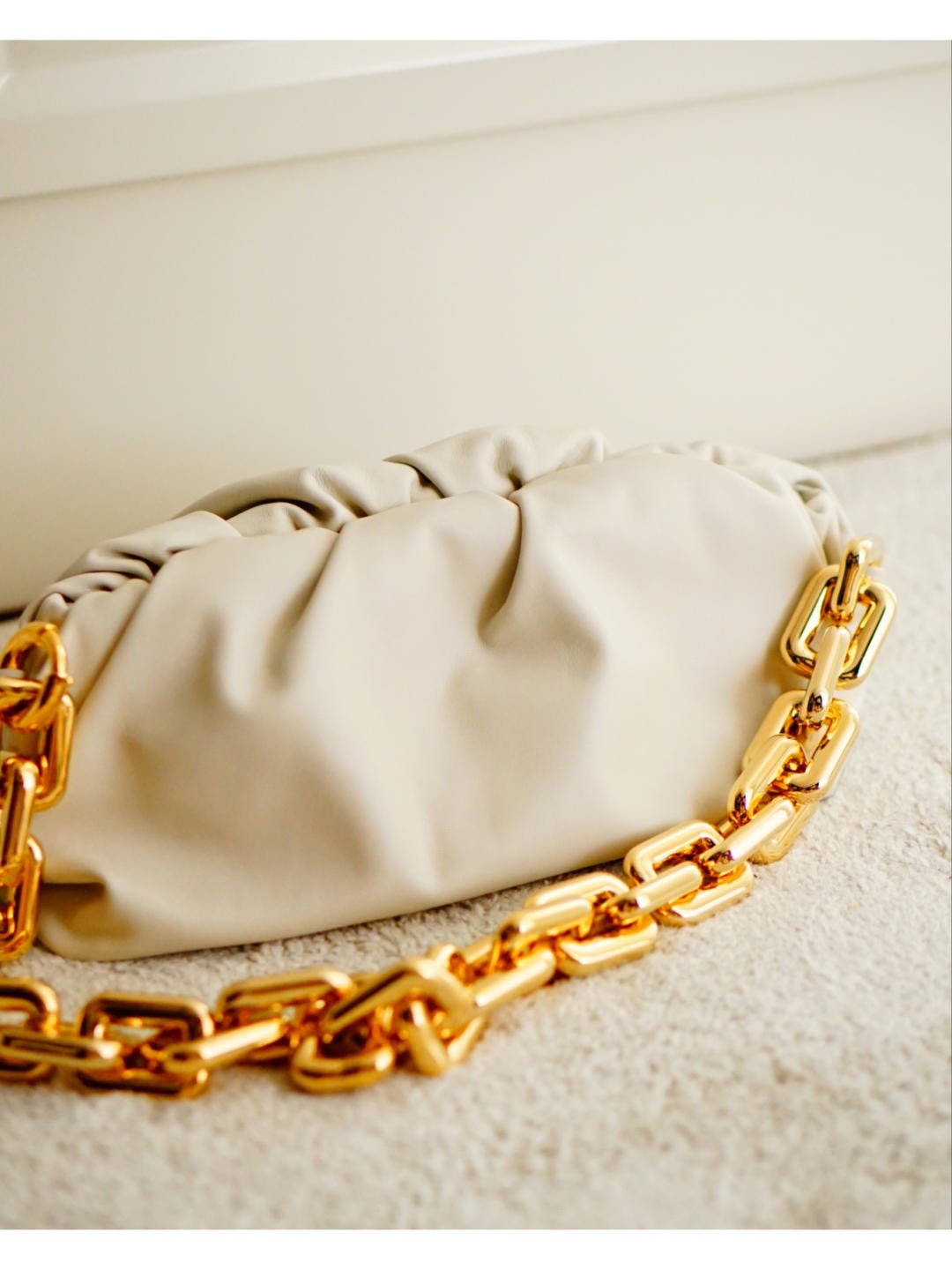 Bottega Veneta ๐๐๐ ๐พ๐๐ผ๐๐ ๐๐๐๐พ๐ 31CM BAG 620230็ฝ่ฒ/้้พ