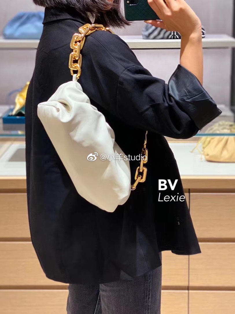Bottega Veneta ๐๐๐ ๐พ๐๐ผ๐๐ ๐๐๐๐พ๐ 31CM BAG 620230็ฝ่ฒ/้้พ
