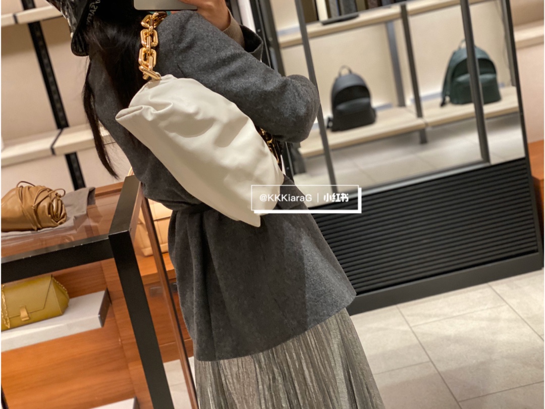 Bottega Veneta ๐๐๐ ๐พ๐๐ผ๐๐ ๐๐๐๐พ๐ 31CM BAG 620230็ฝ่ฒ/้้พ