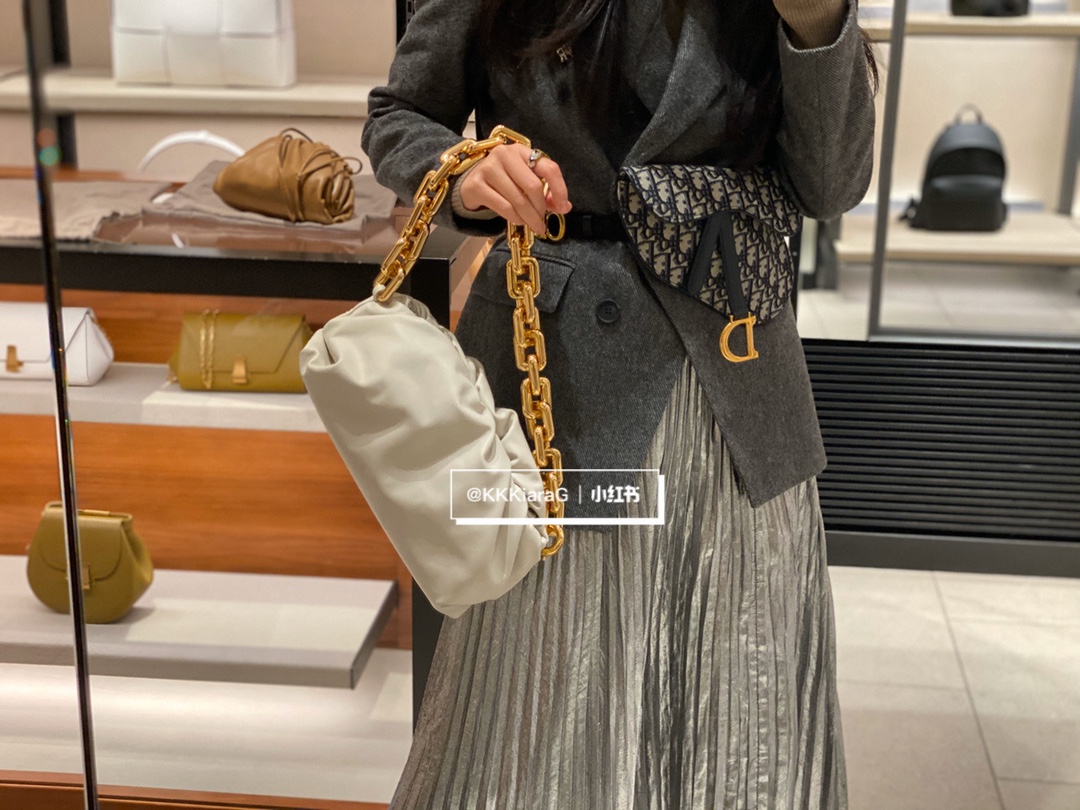 Bottega Veneta ๐๐๐ ๐พ๐๐ผ๐๐ ๐๐๐๐พ๐ 31CM BAG 620230็ฝ่ฒ/้้พ