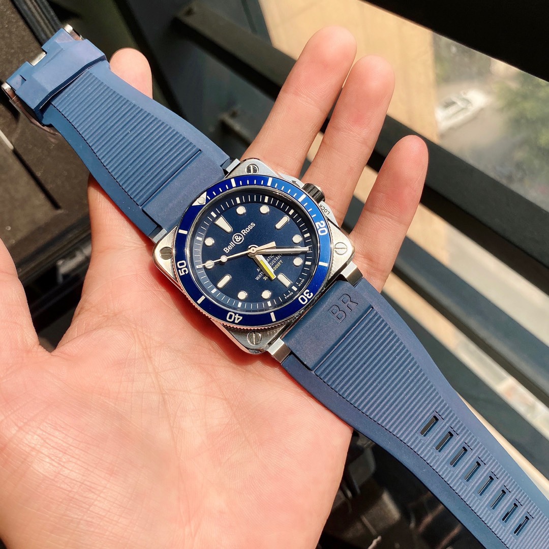 NO:391012,Exclusively available Bell & Ross comes with goods. The midsummer is coming, and it is the season for crazy water play. Even if you may not like to play with water, the watch is also required to have excellent water resistance when raining in the summer. In short, summer is a season for wearing a high waterproof watch. This is a very beautiful diving watch. The watch is also a square case with a one-way rotating bezel, and the scale and pointer are all added to the luminous coating, which is super luminous. The crown adds a safety lock equipped with a shoulder lock. The entire watch can reach meter waterproof, so that the watch has a higher waterproofness. This watch has a waterproof depth of meter and is equipped with a black super elastic rubber strap, which is comfortable and not afraid of water. The matte polished steel case with a 60-minute scale. Anti-glare sapphire crystal glass mirror movement is loaded with original Swiss ETA2892 movement  Don’t worry about not being accurate when walking. The dial size is 42mm and the square is also very unique. If you don’t talk about the details, you can compare it in the counter... Our lifetime warranty.,19860909独家发售 Bell&Ross柏莱士来货.盛夏到来,又到了疯狂玩水的季节,就算可能你不爱玩水,但是夏天时不时的落雨天,也要求手表具备出色的防水性,总而言之,夏天,就是个戴高防水表的季节.这是一枚很漂亮的潜水表.腕表同样为方形表壳,增加一个单向旋转表圈,刻度、指针全部增加夜光涂层,超强夜光. 表冠增加锁肩配备的安全锁.整款腕表可以达到米防水.从而让手表具备更高的防水性,这枚腕表防水深度米,而且配有黑色超弹力橡胶表带,舒适不怕沾水.磨砂抛光精钢表壳,带60分钟刻度.防眩目蓝宝石水晶玻璃镜面 机芯装载原装瑞士ETA2892机芯 不用担心走时不准,表盘尺寸42mm大小 方形也非常有个性,细节不谈大家可以专柜对比…我们终身保修.,,Watch