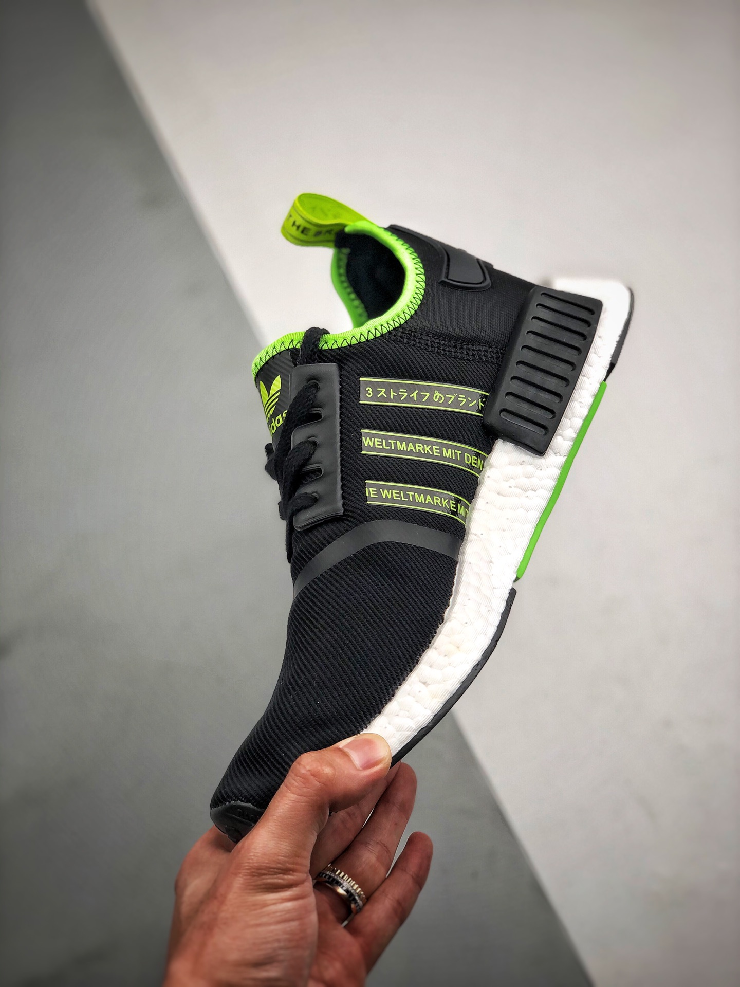 210 Adidas NMD _R1 黑绿 虎扑版本 专柜同步上架   全年稳定现货供应 原装进口Boost原料