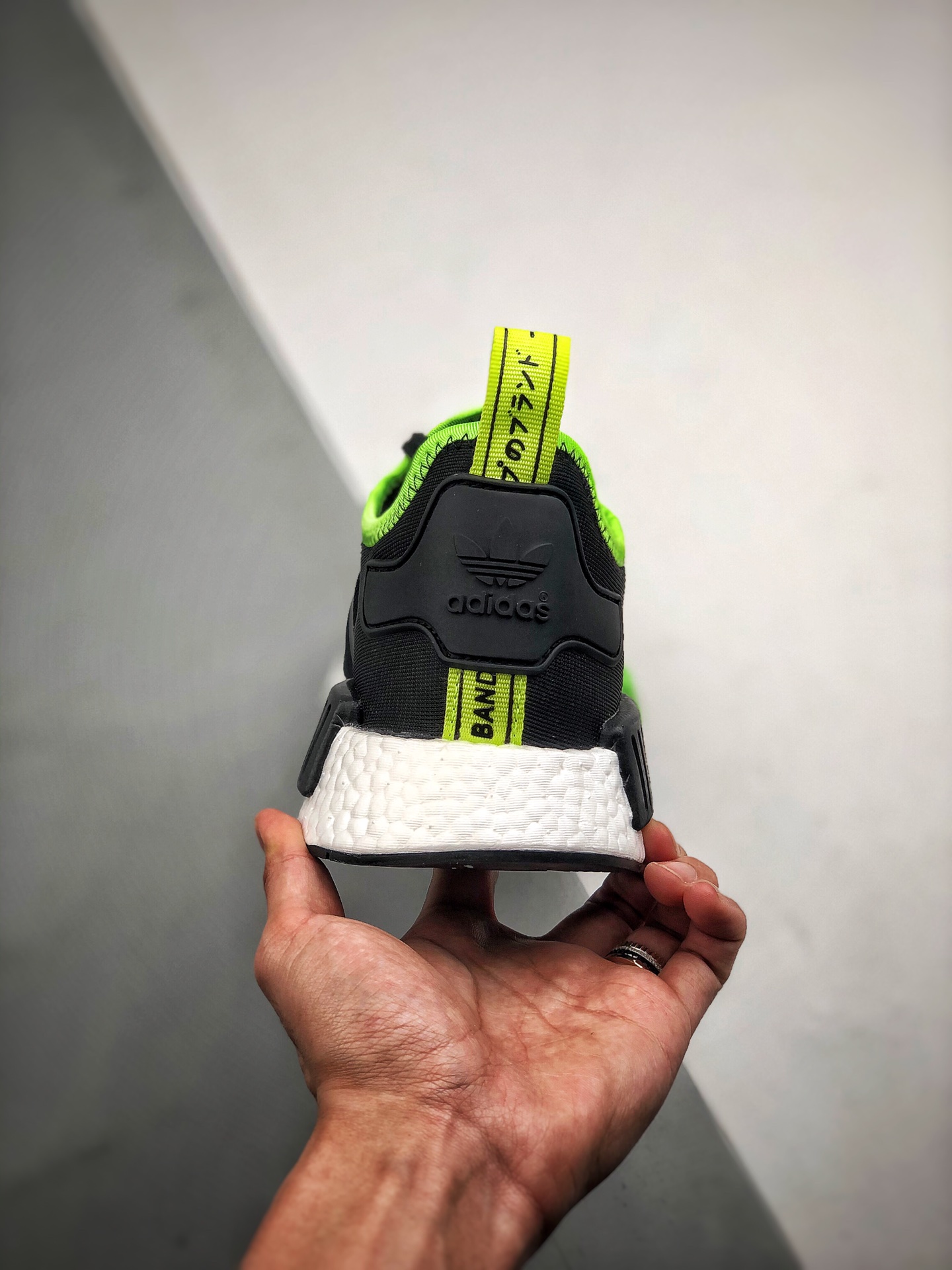 210 Adidas NMD _R1 黑绿 虎扑版本 专柜同步上架   全年稳定现货供应 原装进口Boost原料