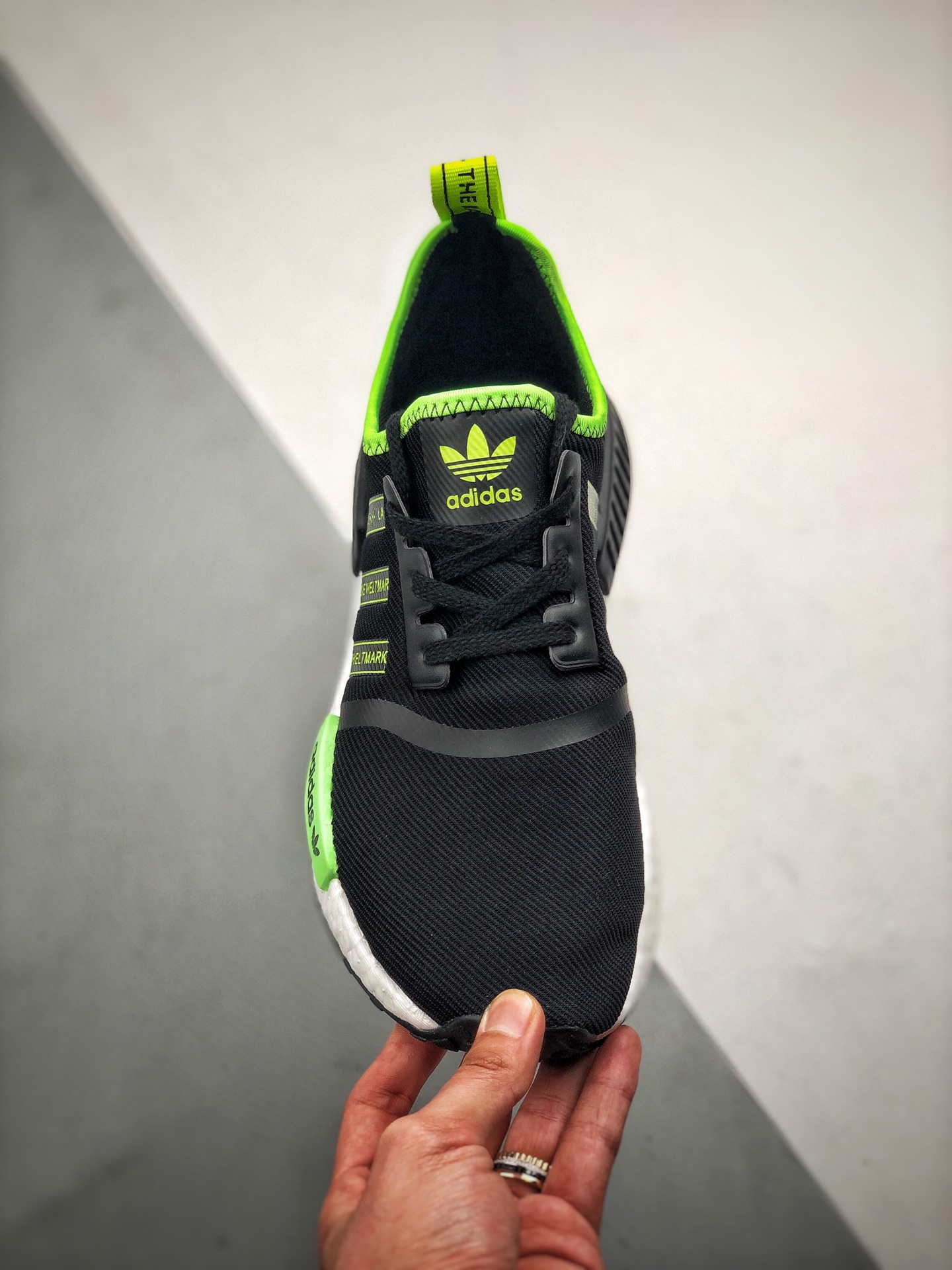 210 Adidas NMD _R1 黑绿 虎扑版本 专柜同步上架   全年稳定现货供应 原装进口Boost原料