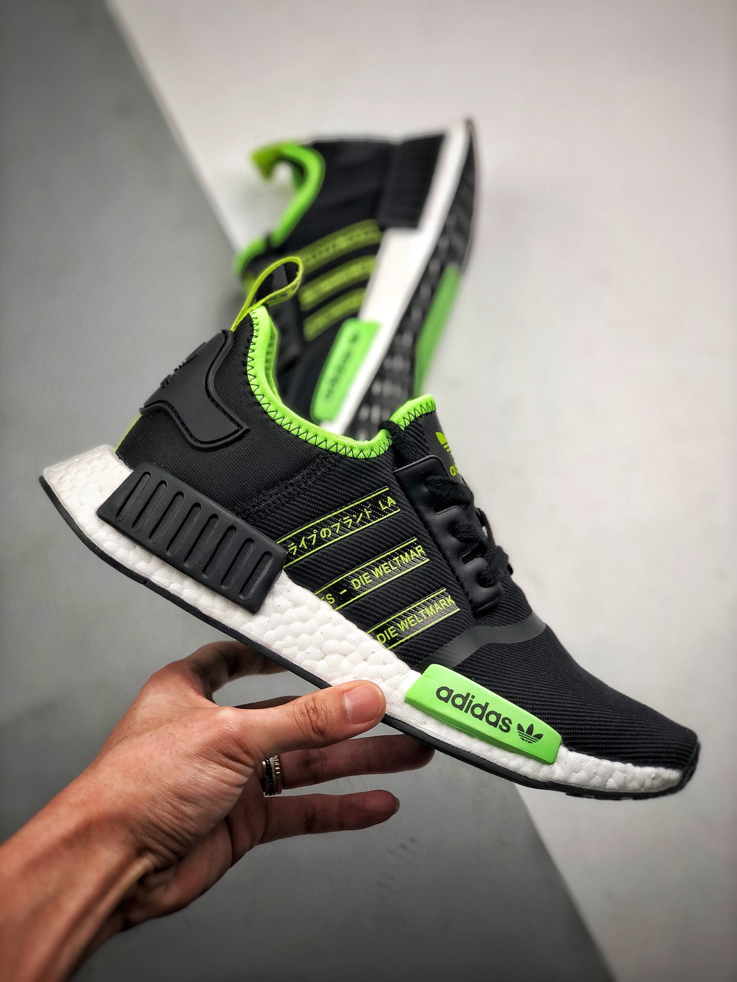 210 Adidas NMD _R1 黑绿 虎扑版本 专柜同步上架   全年稳定现货供应 原装进口Boost原料