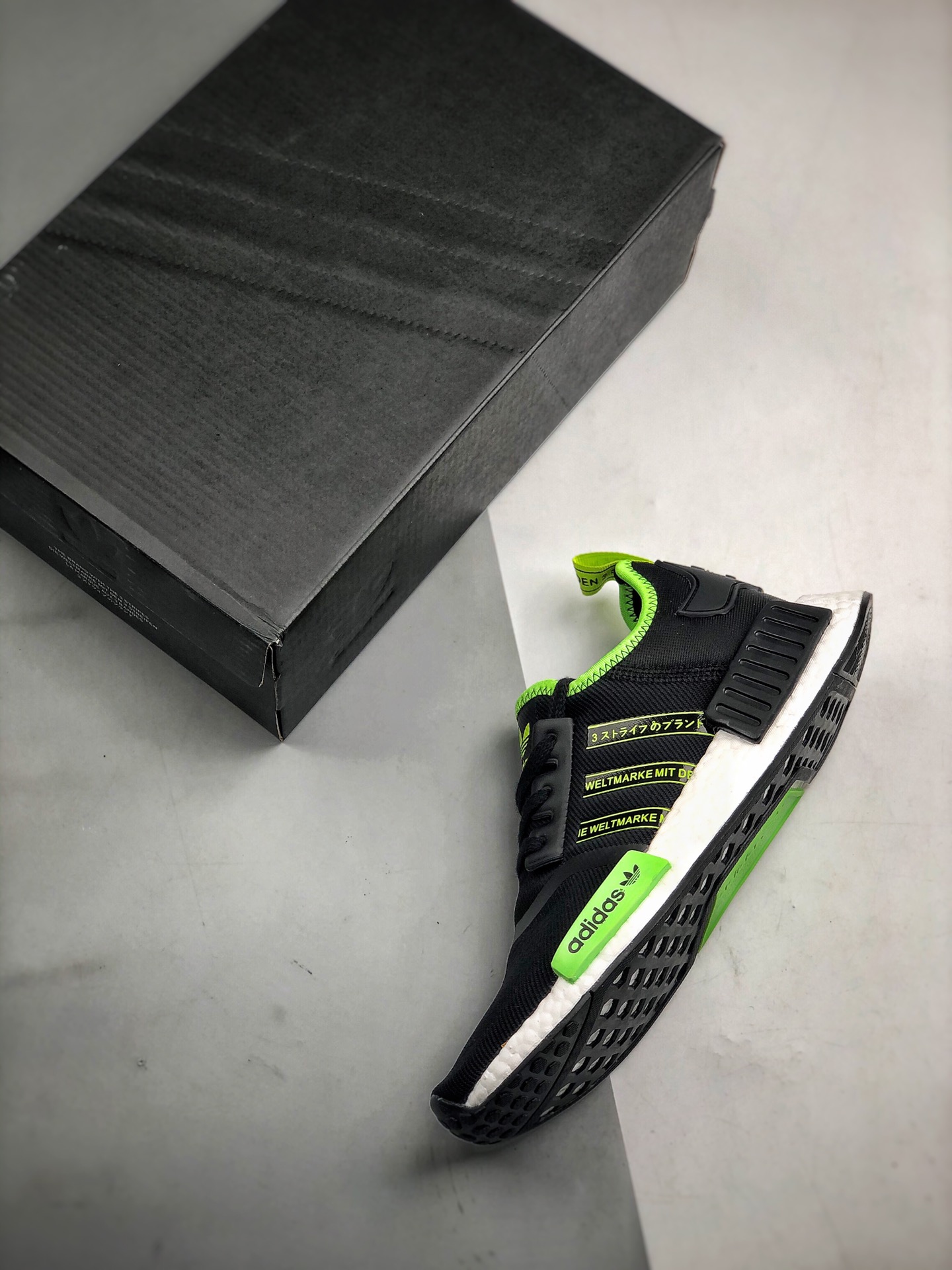210 Adidas NMD _R1 黑绿 虎扑版本 专柜同步上架   全年稳定现货供应 原装进口Boost原料