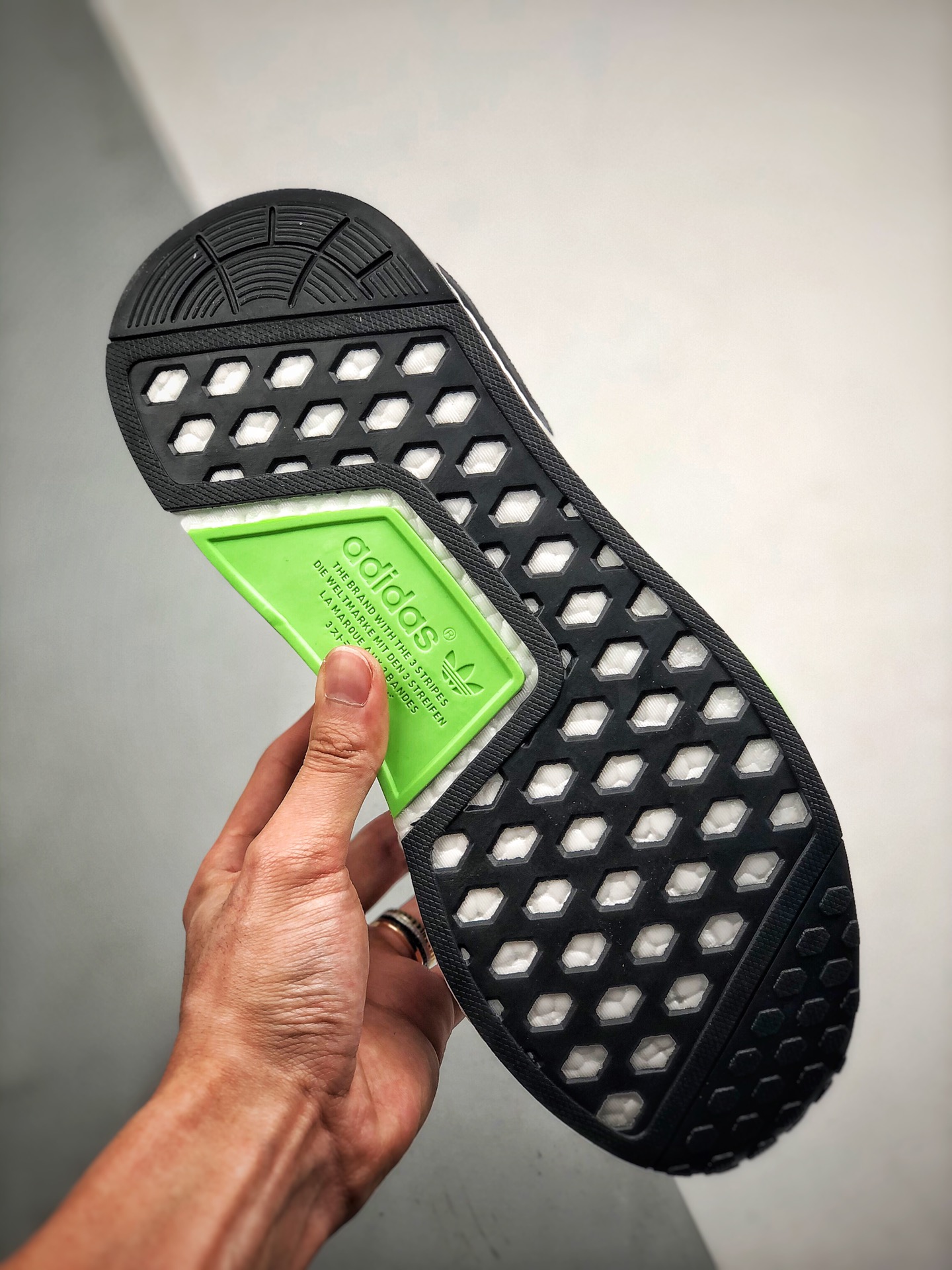 210 Adidas NMD _R1 黑绿 虎扑版本 专柜同步上架   全年稳定现货供应 原装进口Boost原料