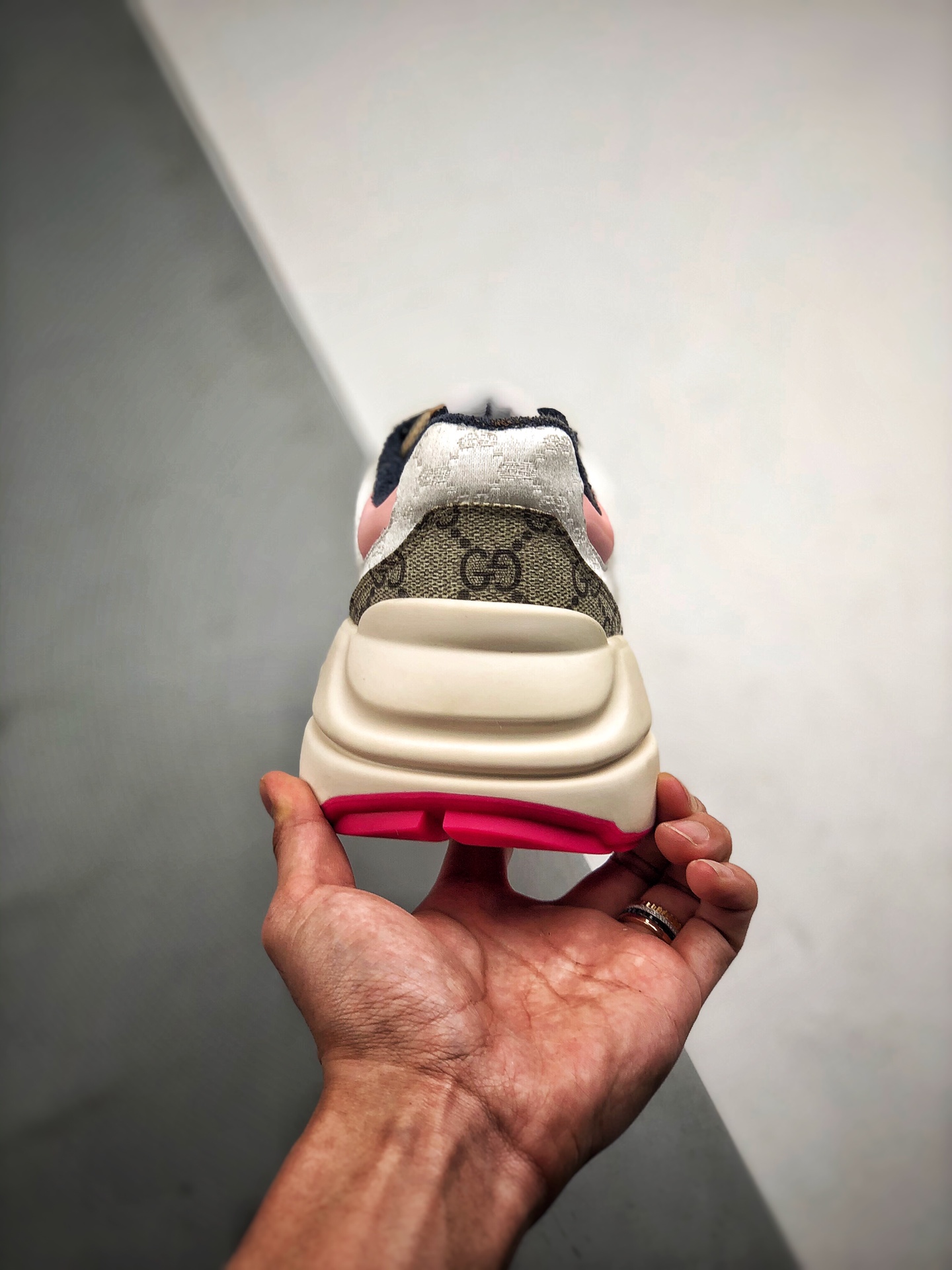 320 2020官方新配色 同步上新 Gucci Rhyton Vintage Trainer Sneaker 做旧皮革角状复古慢跑鞋