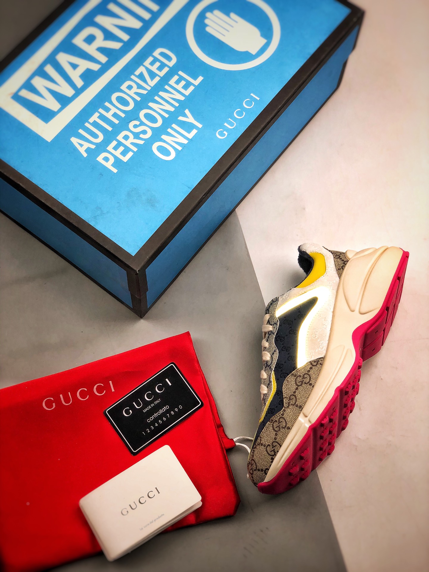 320 2020官方新配色 同步上新 Gucci Rhyton Vintage Trainer Sneaker 做旧皮革角状复古慢跑鞋