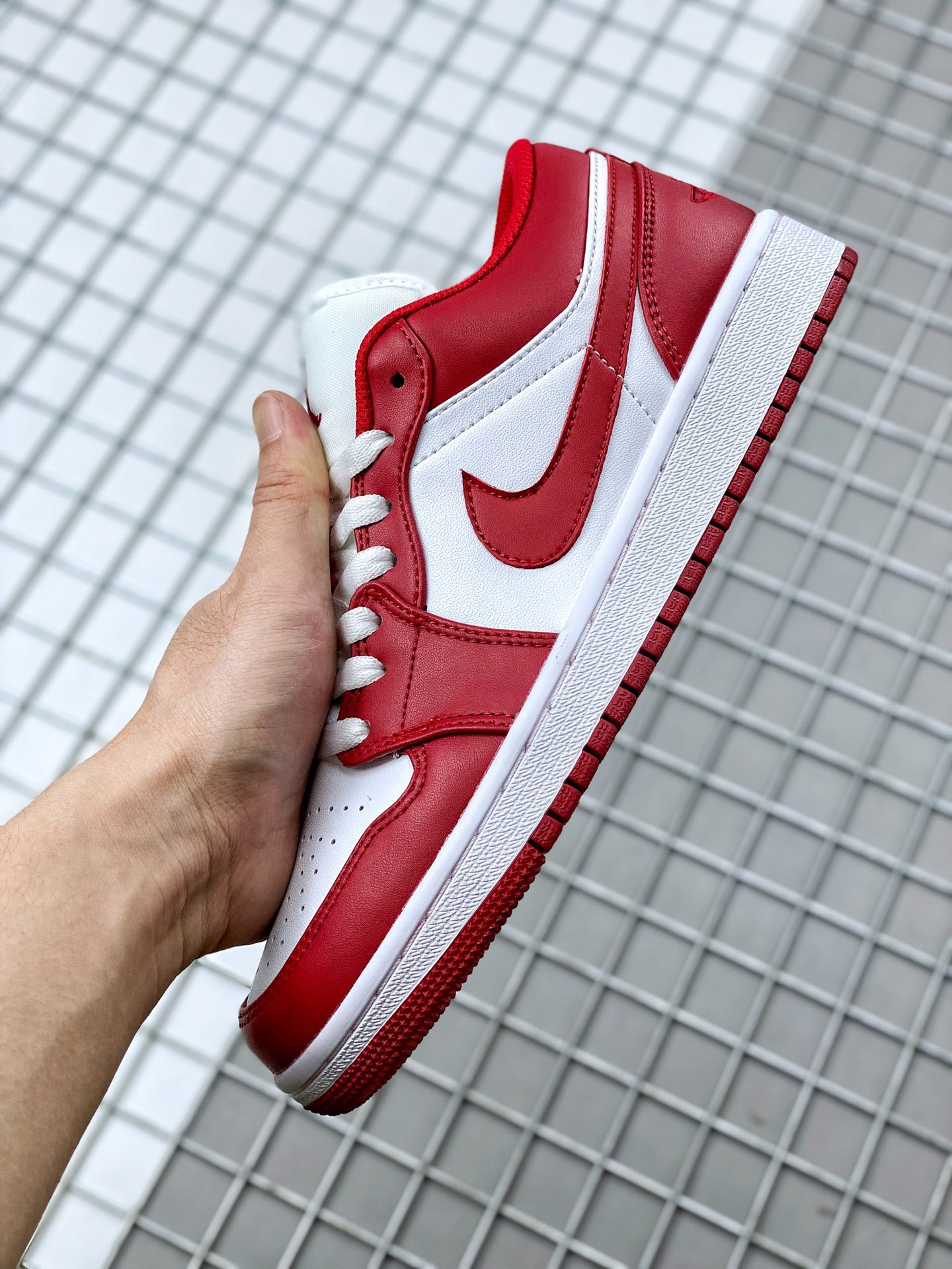 本地自取💰180 
Air Jordan 1 Low 白红
具有干净的Gym Red和White颜色组合。面板和脚趾上用白色皮革突出显示，而红色在光滑的皮革覆盖层上突出显示。此外，鞋跟上有红色缝制的Wings徽标，而相同的阴影覆盖了整个面板上的Swoosh。白色中底和红色橡胶外底完成外观。
货号：553558-611
SIZE：39-45