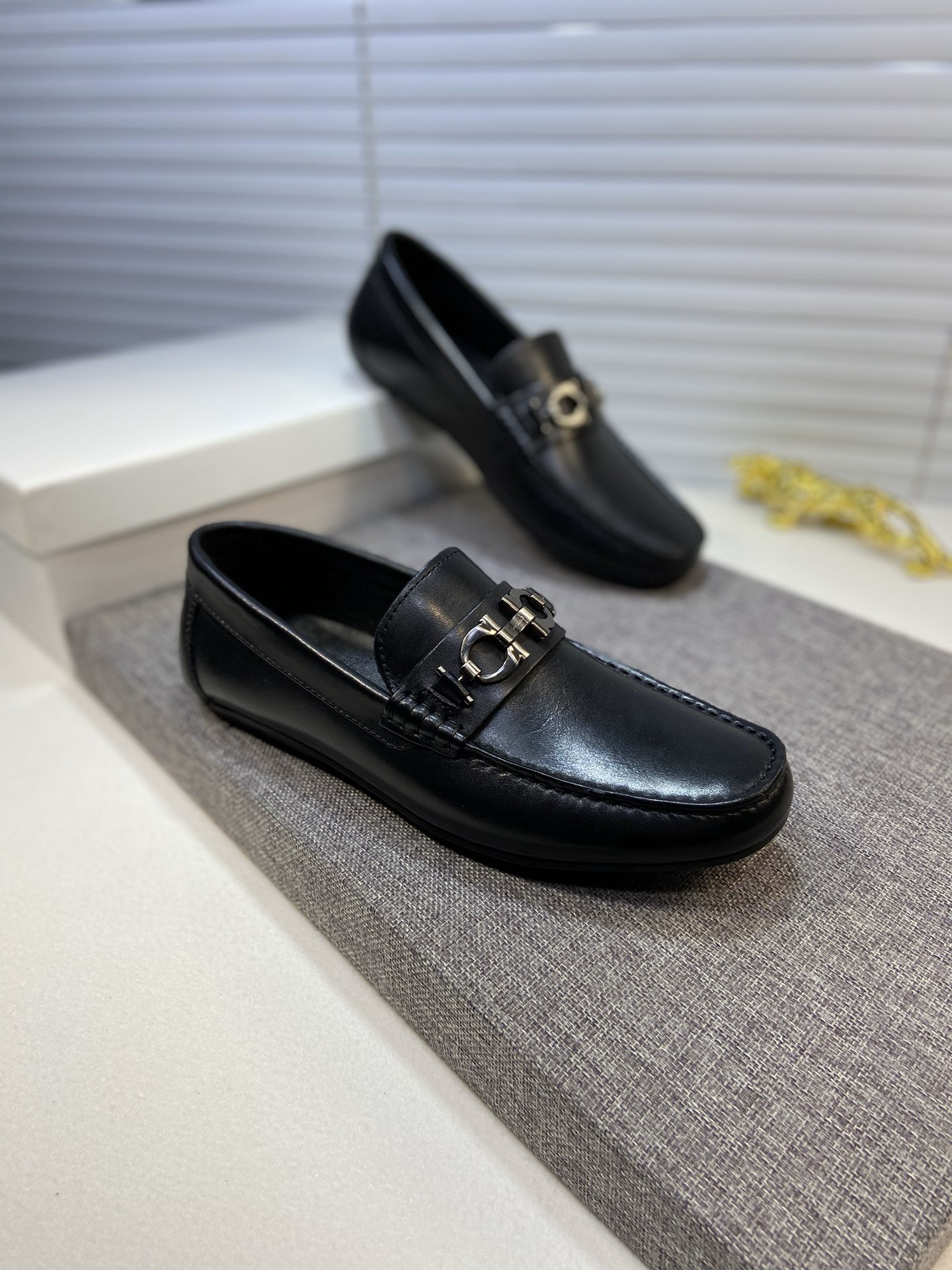 I0  菲拉格慕Ferragamo🇫🇷休闲豆豆鞋🚹🚹👏🔛❤鞋面优选进口头层牛皮➕顶级羊皮内里，原版耐磨大底，〰楦型流畅大气，型男专属😱😱