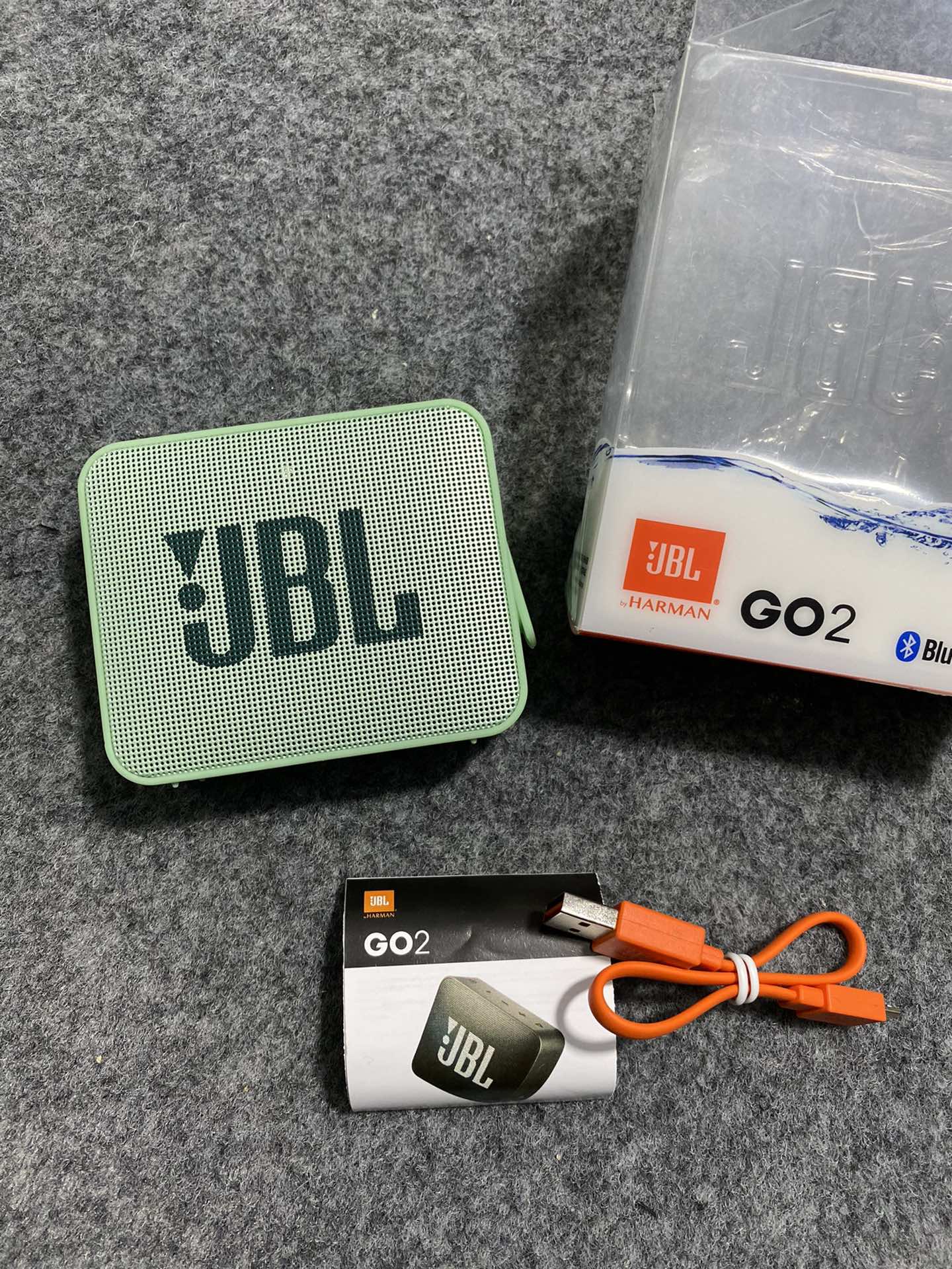 安福现货批 JBL GO2 小金砖蓝牙低音炮音箱 40mm全频低音喇叭 音质小钢炮 支持蓝牙 电脑音频线两种使用方式! 内置消噪麦克风 支持语音通话! 超长待机时间 可以连续播放3-4小时! 包装清单:音响 数据线 操作说明书 保修卡!