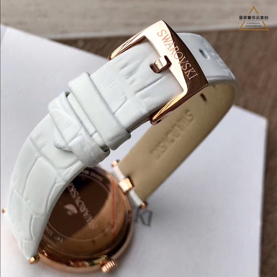 Lacoste 施华洛世奇石英女表 精钢表壳饰以个性化又 的天鹅、蝴蝶图案和 罗马刻度3种不同风格表面