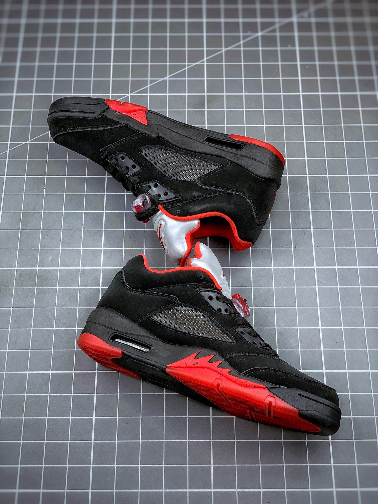 280 Air Jordan 5 Retro Low 公牛黑红 将 MJ 曾经的专属配色再现819171-001