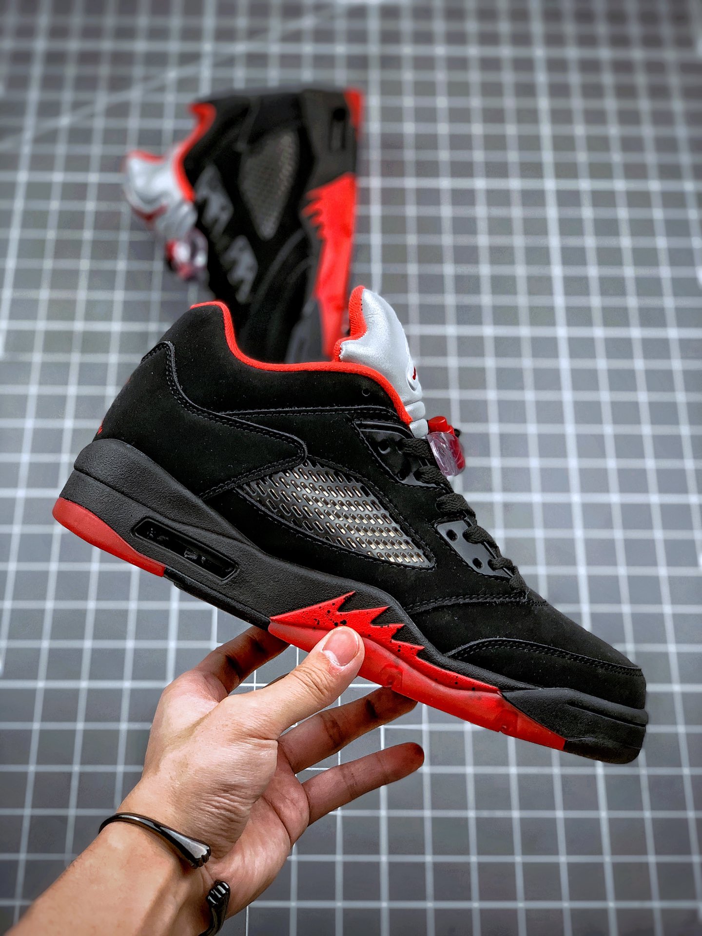 280 Air Jordan 5 Retro Low 公牛黑红 将 MJ 曾经的专属配色再现819171-001