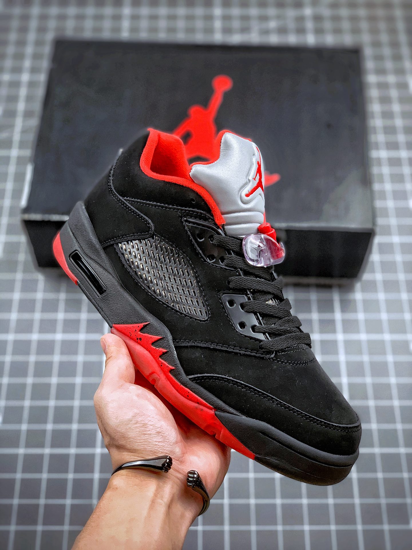 280 Air Jordan 5 Retro Low 公牛黑红 将 MJ 曾经的专属配色再现819171-001