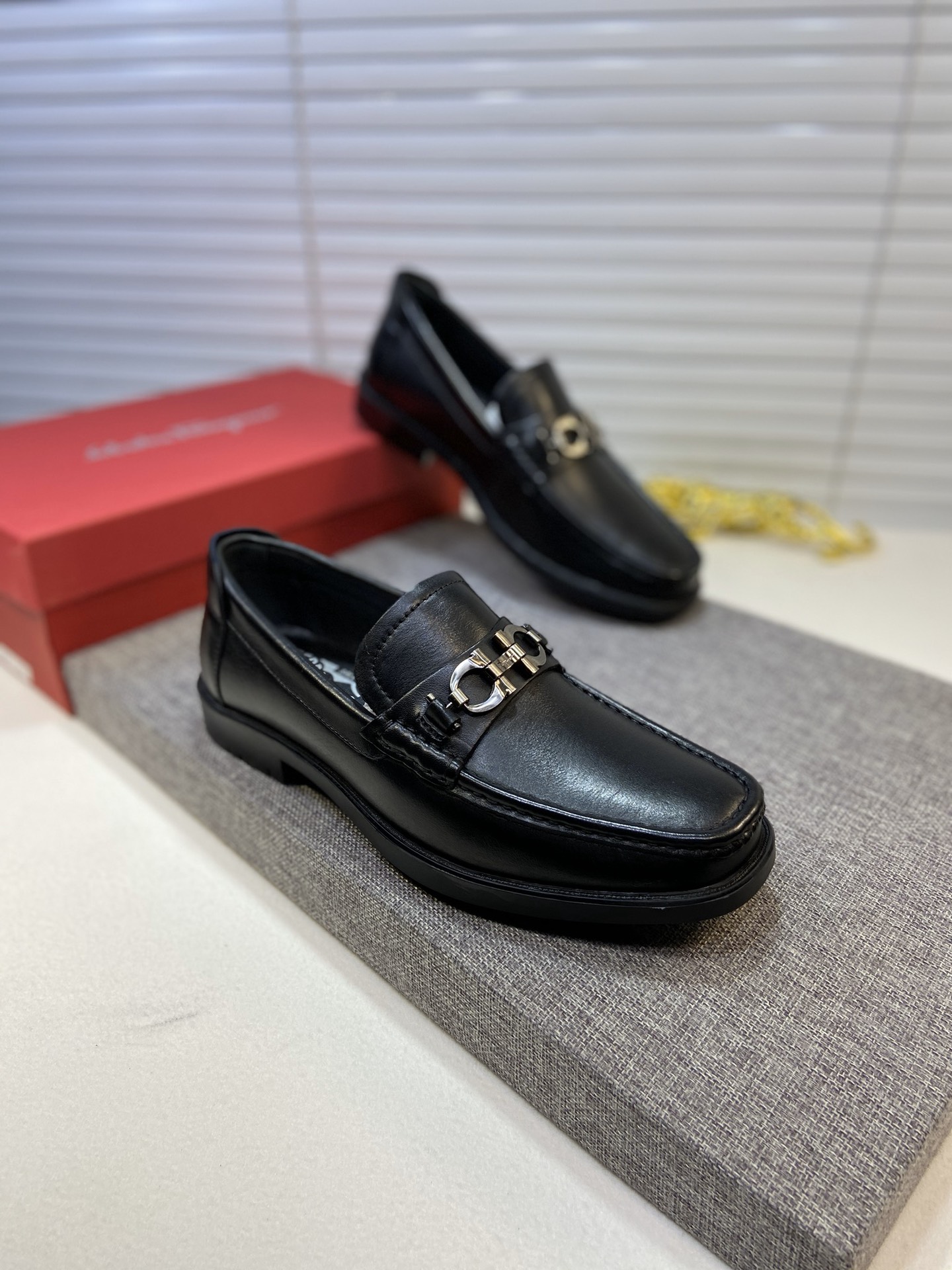 I0   菲拉格慕Ferragamo 精品休闲皮鞋系列✅✅。。。。风格华贵典雅，实用性和款式并重，我们异常关注质量和细节，专柜原版1：1超精准复刻👍🏻 鞋楦皮料做工舒适度都毫不逊色材质：鞋面进口牛皮+优质羊皮内里 上班、夜店，都可轻松驾驭😘😘