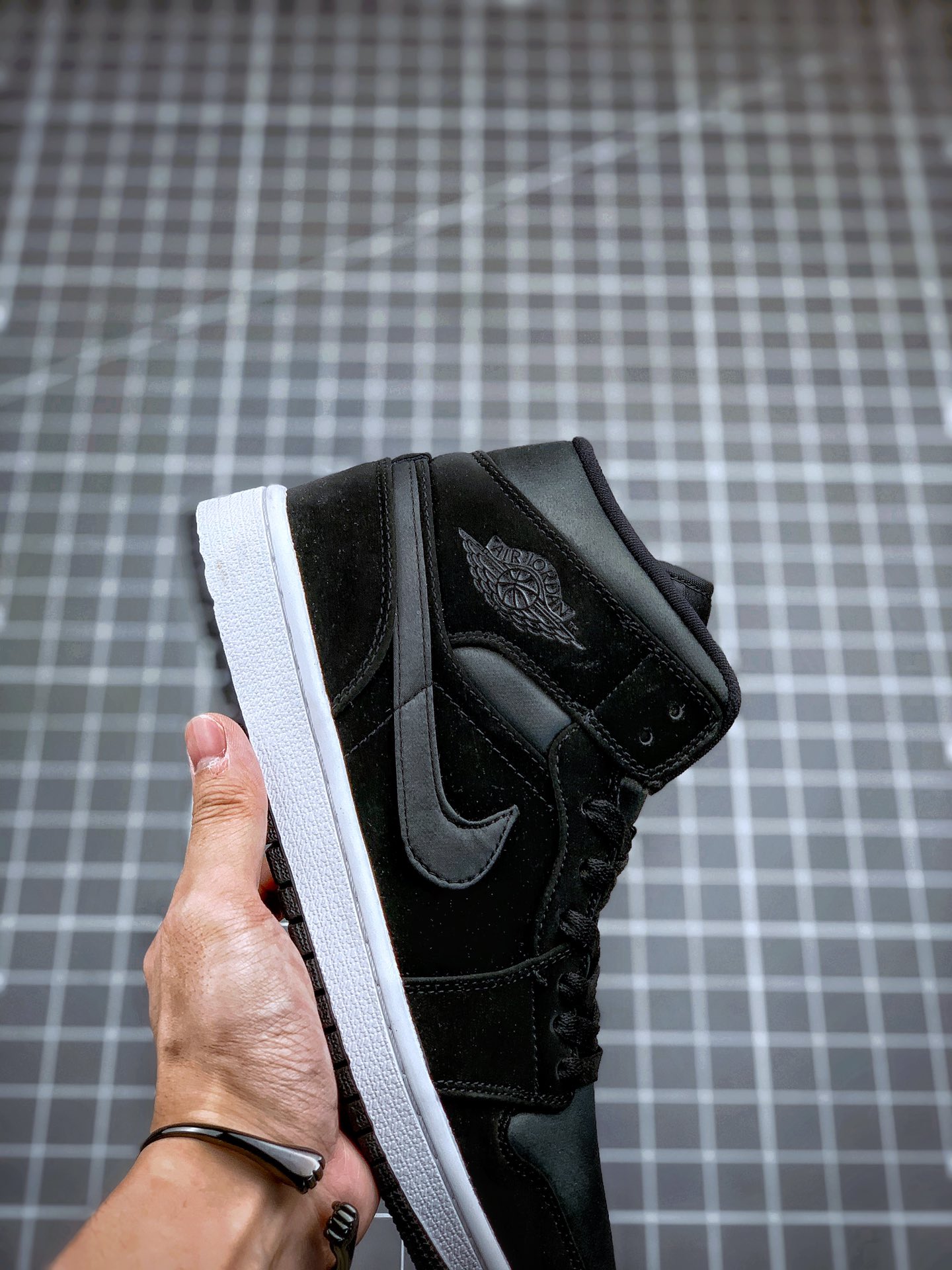 240 Air Jordan 1 Mid 黑灰丝绸  中帮系列  852542-012