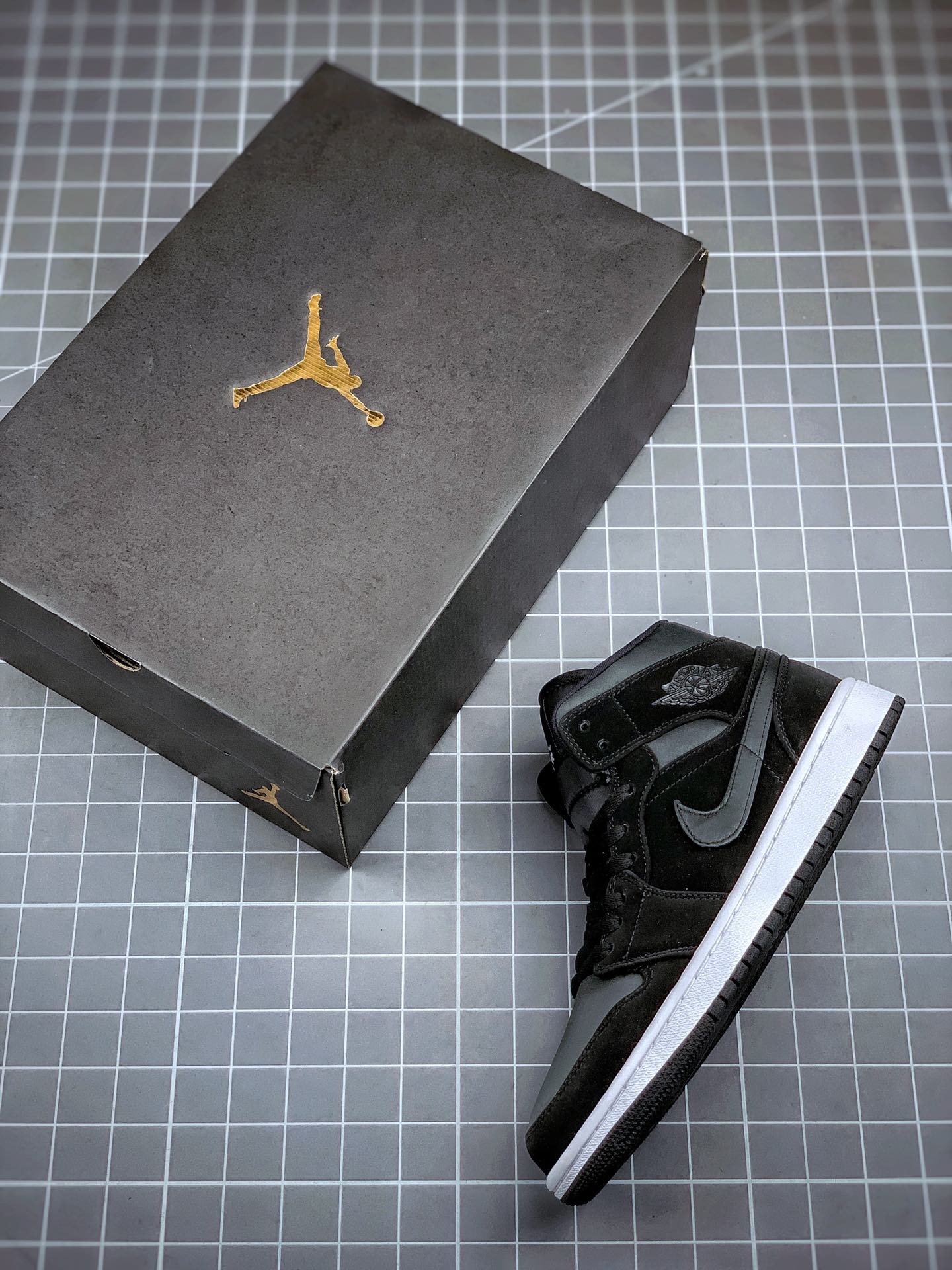 240 Air Jordan 1 Mid 黑灰丝绸  中帮系列  852542-012