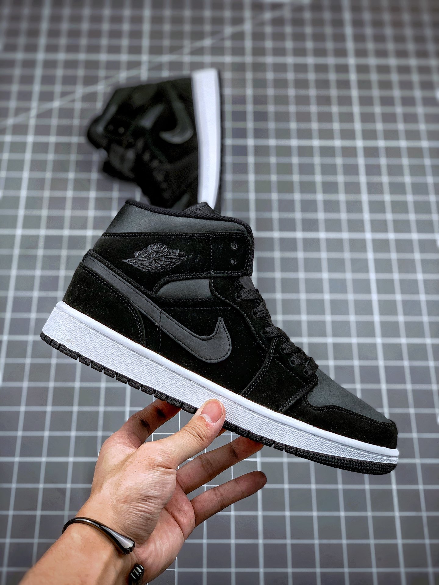 240 Air Jordan 1 Mid 黑灰丝绸  中帮系列  852542-012