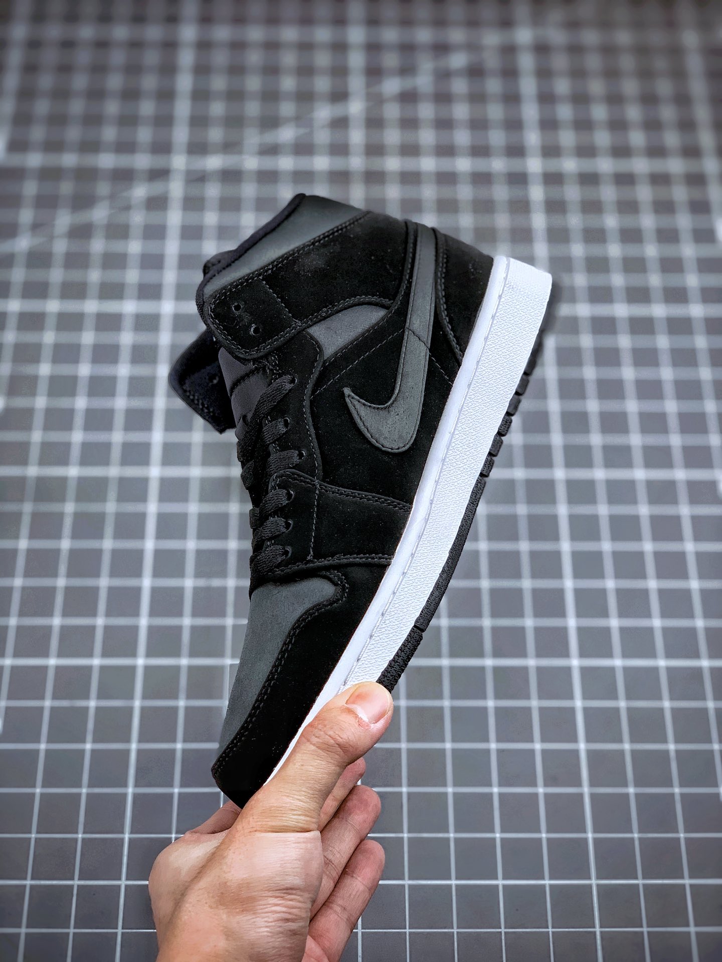 240 Air Jordan 1 Mid 黑灰丝绸  中帮系列  852542-012