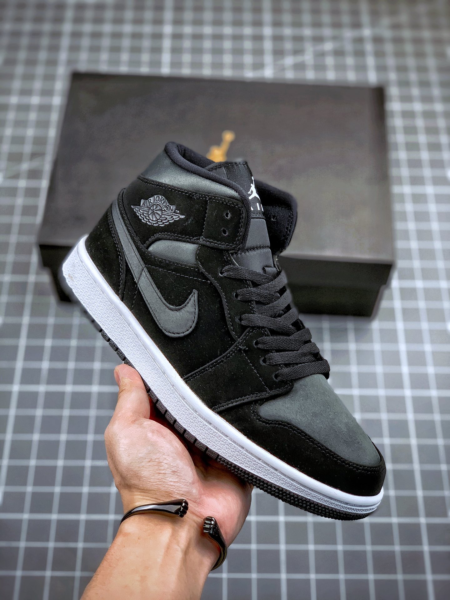 240 Air Jordan 1 Mid 黑灰丝绸  中帮系列  852542-012