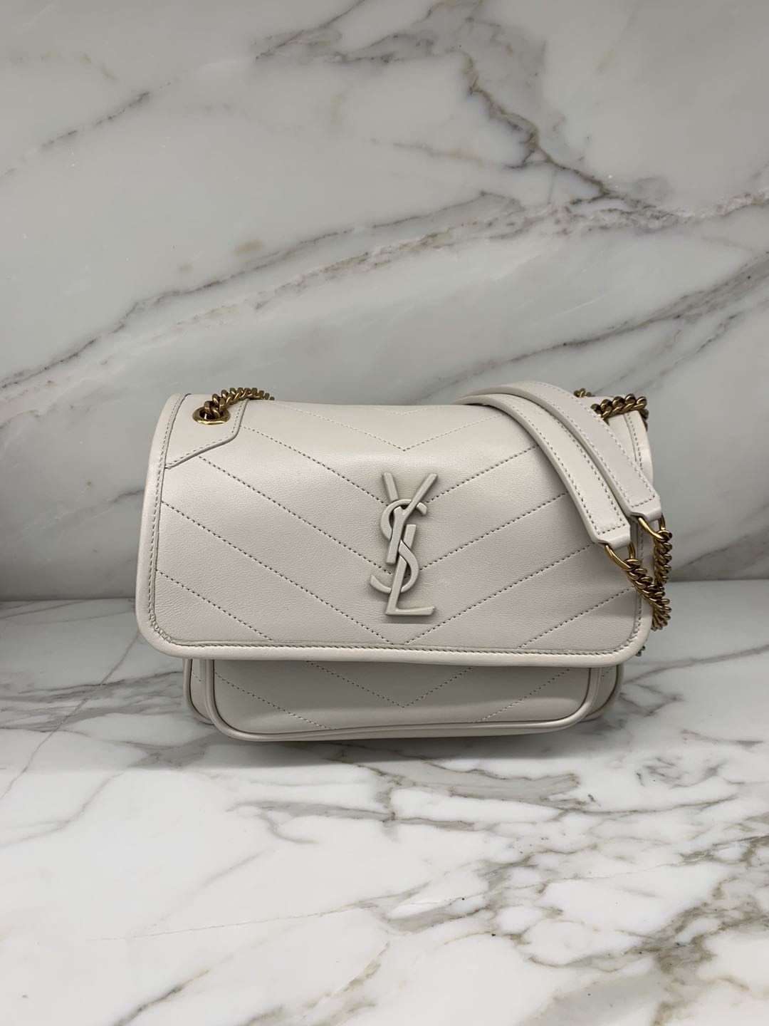 Saint laurent Ysl 𝑵𝒊𝒌𝒊 𝑳𝒂𝒎𝒃 22CM 小羊皮邮差包 533037/奶白色