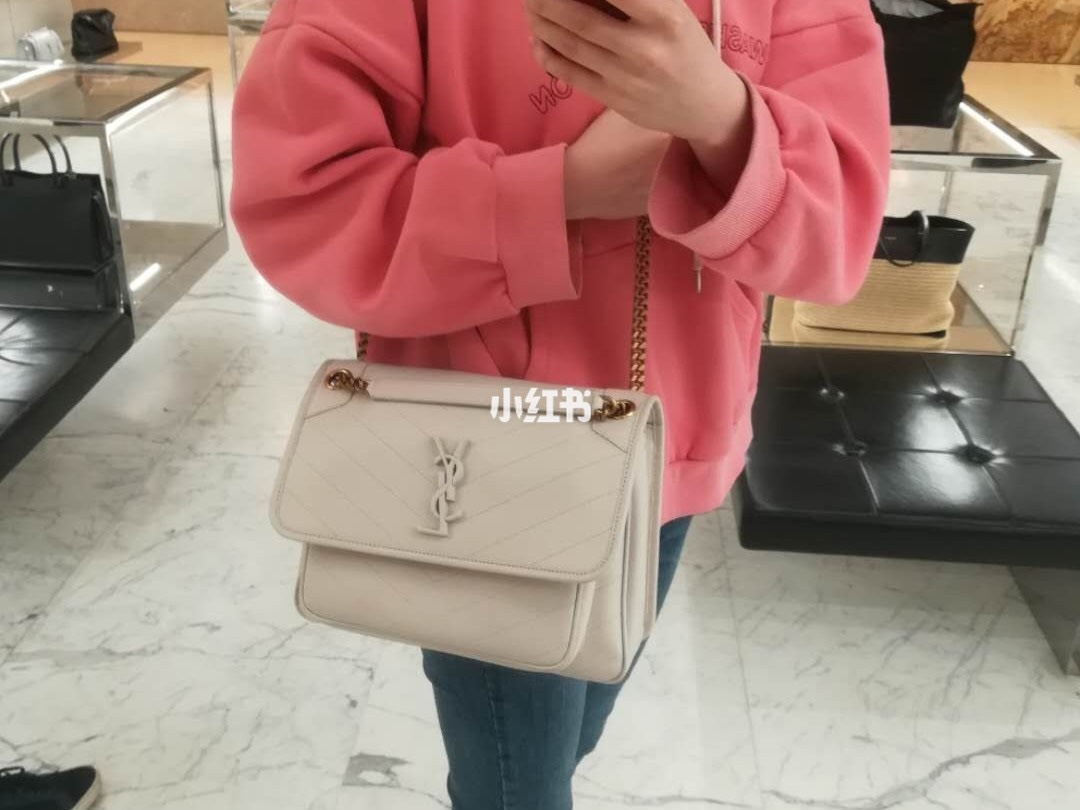 Saint laurent Ysl 𝑵𝒊𝒌𝒊 𝑳𝒂𝒎𝒃 28CM 小羊皮邮差包 498894/奶白色