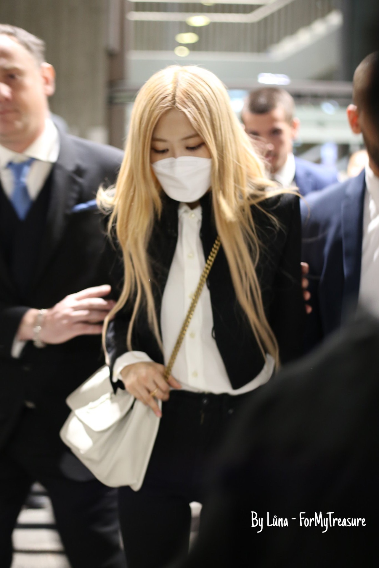 Saint laurent Ysl 𝑵𝒊𝒌𝒊 𝑳𝒂𝒎𝒃 28CM 小羊皮邮差包 498894/奶白色