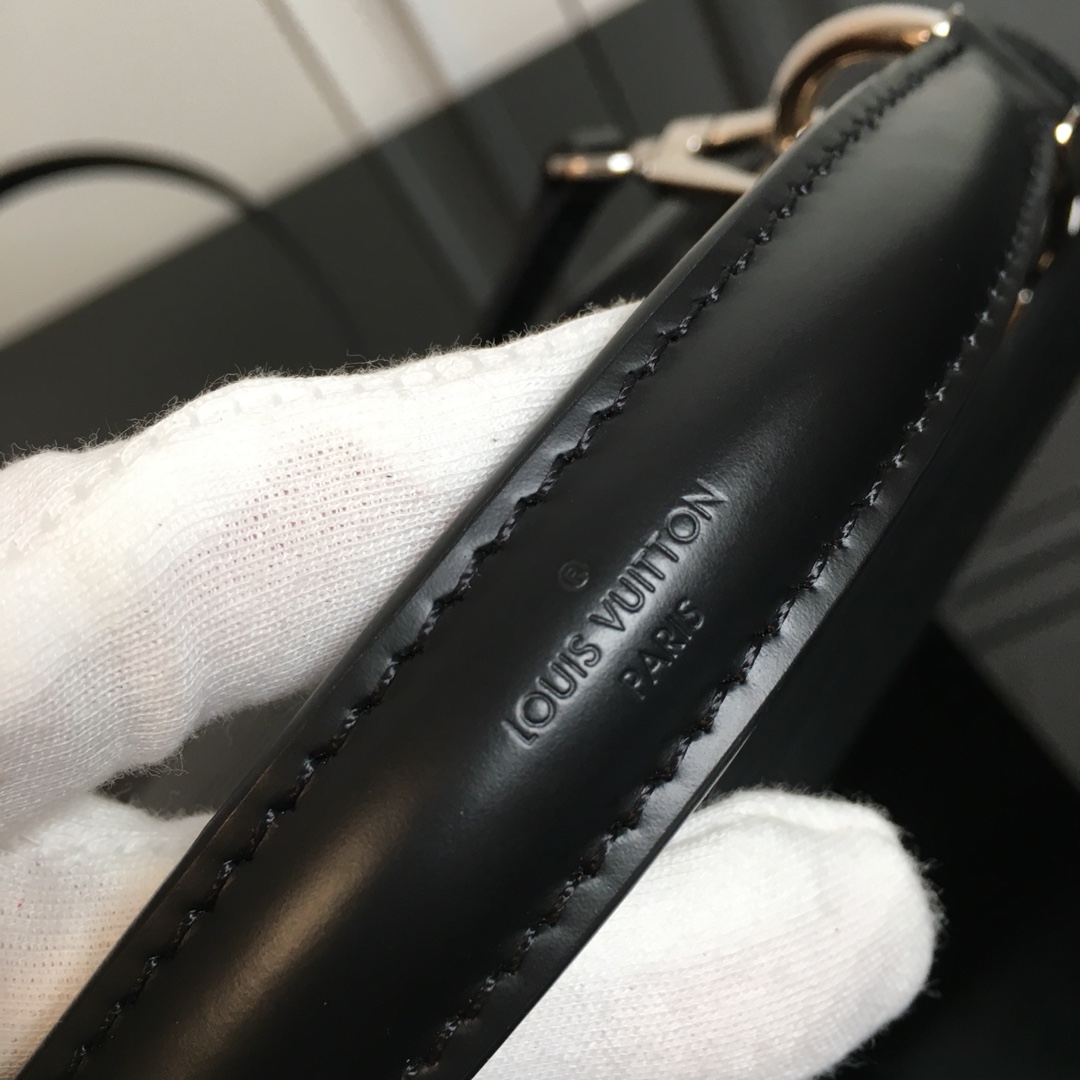 新品跑量款M55977PochetteGrenelle手袋采用Epi粒面皮革与超大字母展现极简主义与醒目