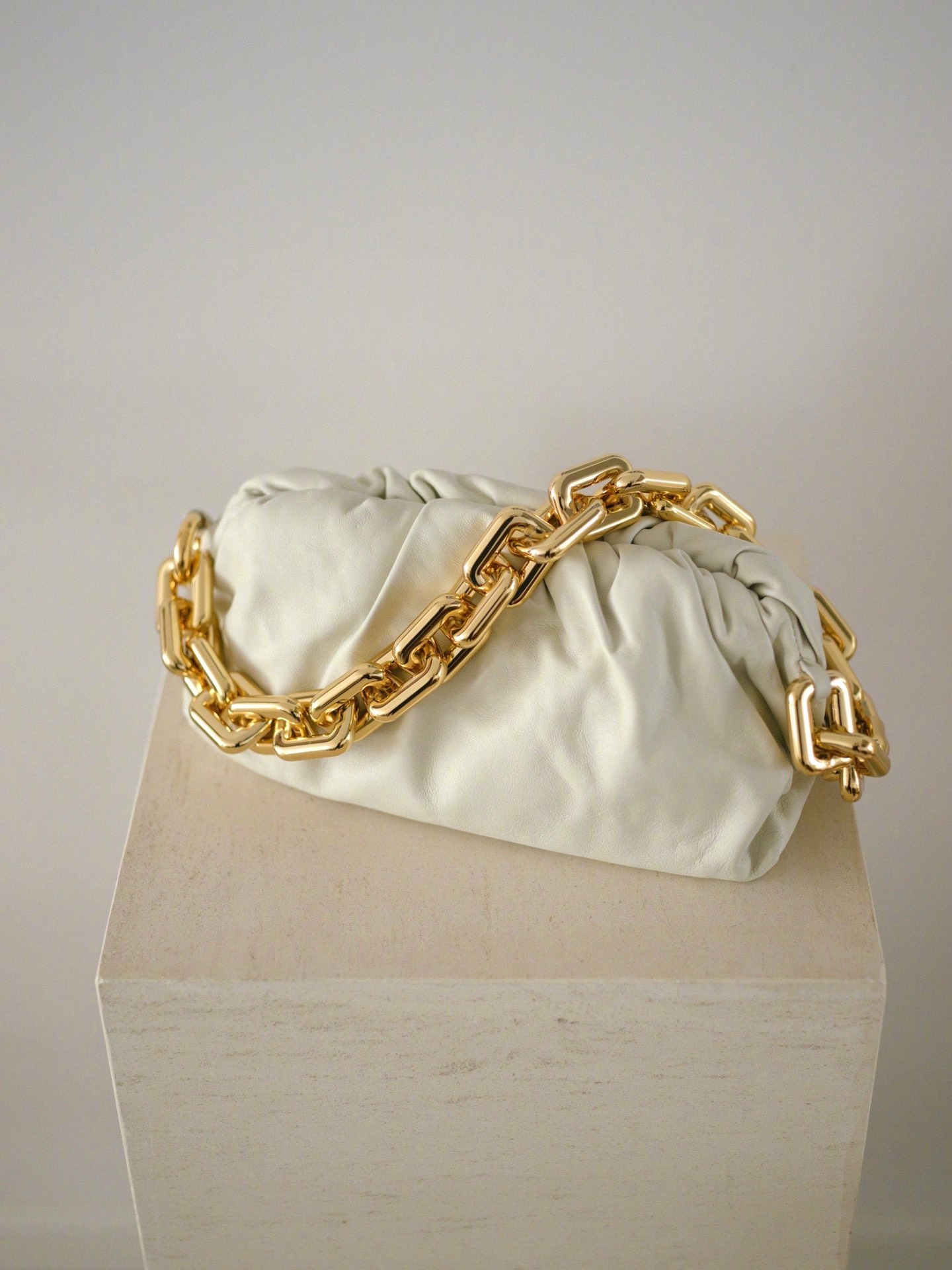 Bottega Veneta ๐๐๐ ๐พ๐๐ผ๐๐ ๐๐๐๐พ๐ 31CM BAG 620230็ฝ่ฒ/้้พ