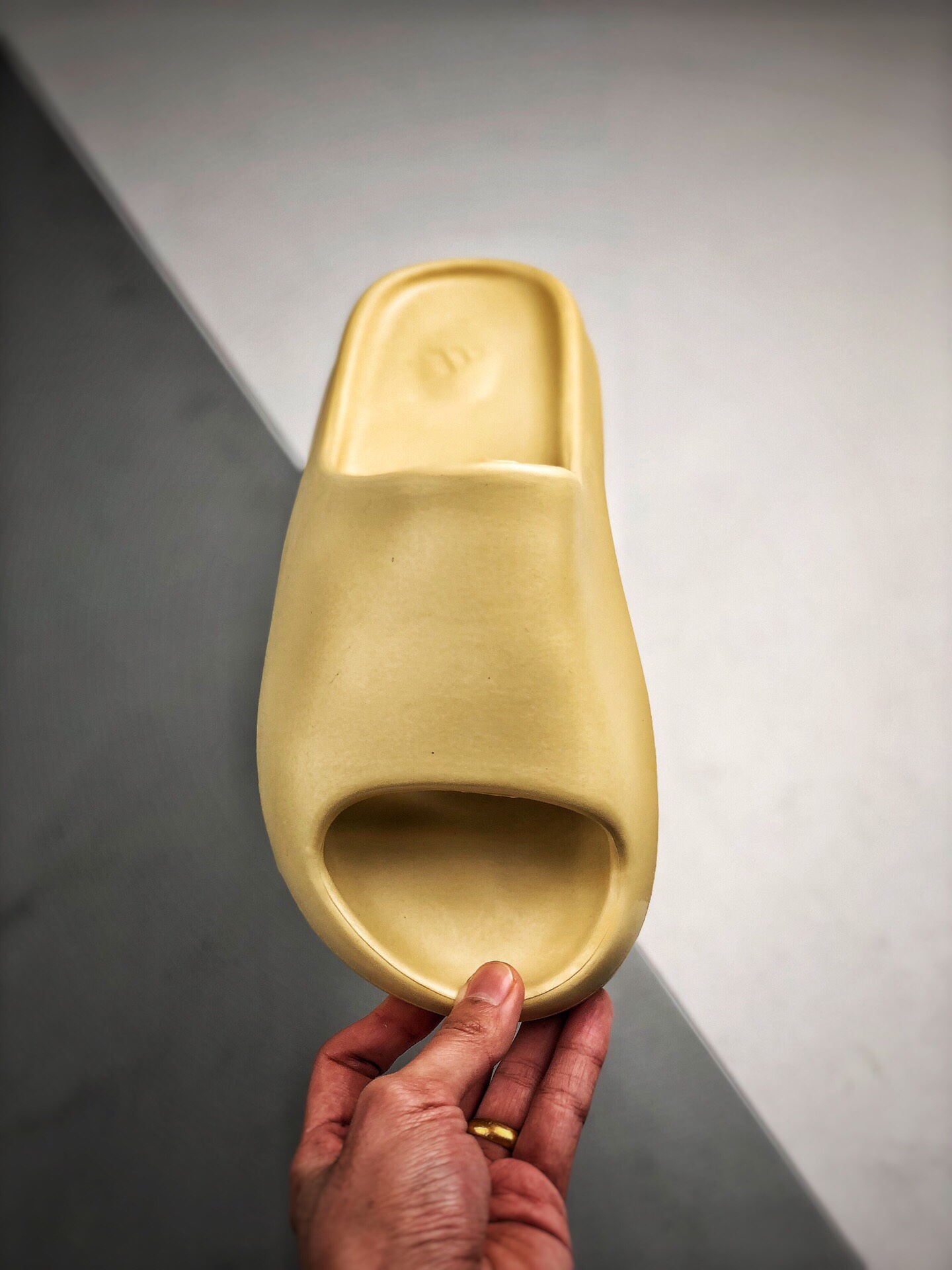 130 Kanye West x Yeezy Slide“Resin” 椰子拖鞋 侃爷再度联乘