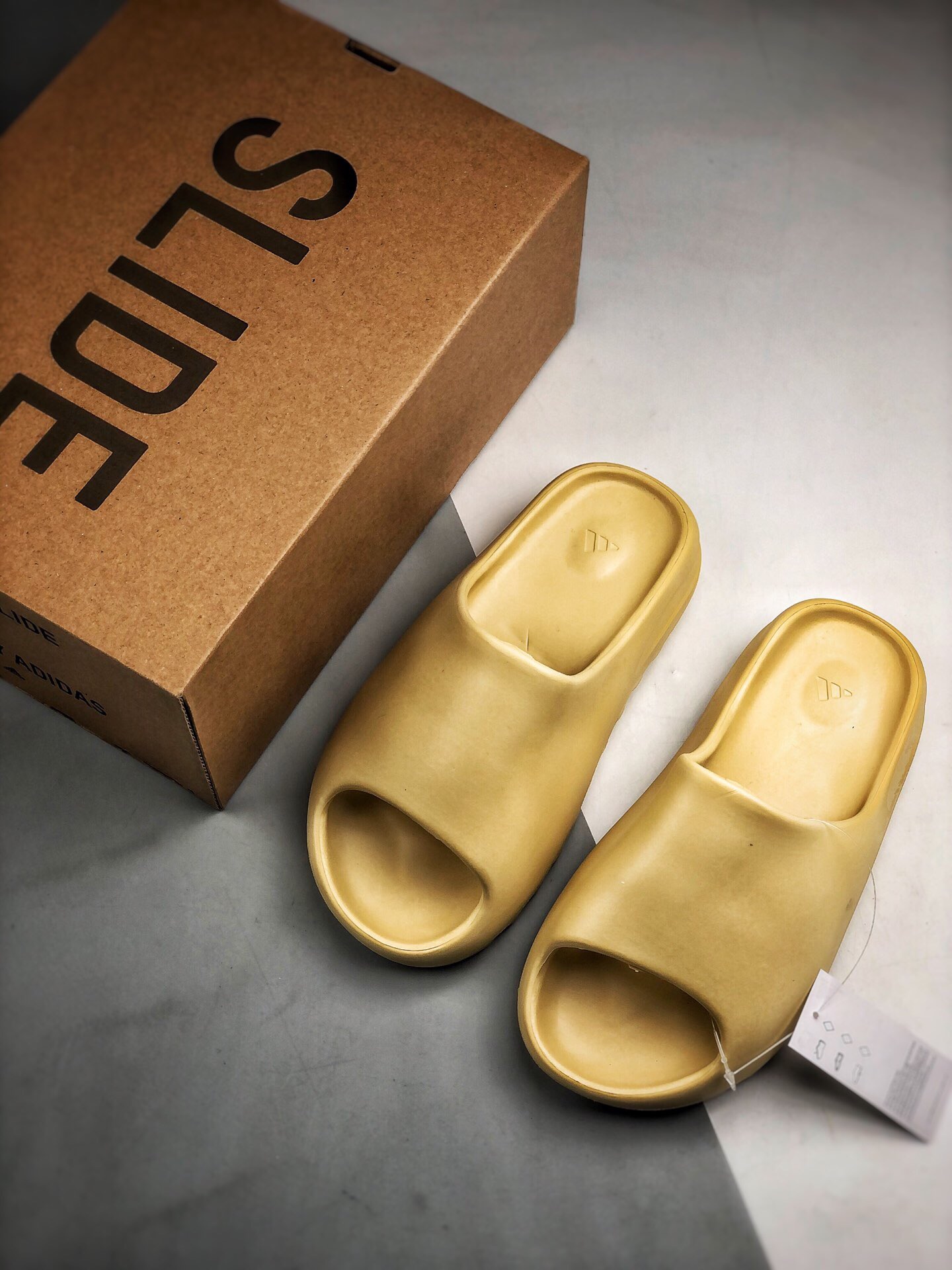 130 Kanye West x Yeezy Slide“Resin” 椰子拖鞋 侃爷再度联乘