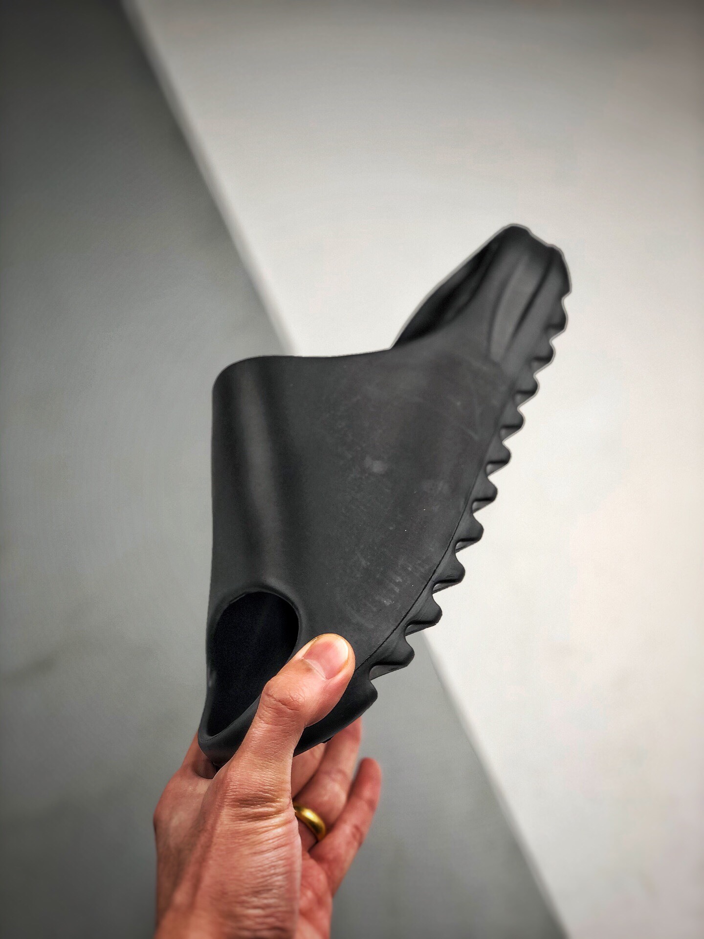 120 Kanye West x Yeezy Slide“Resin” 椰子拖鞋 侃爷再度联乘