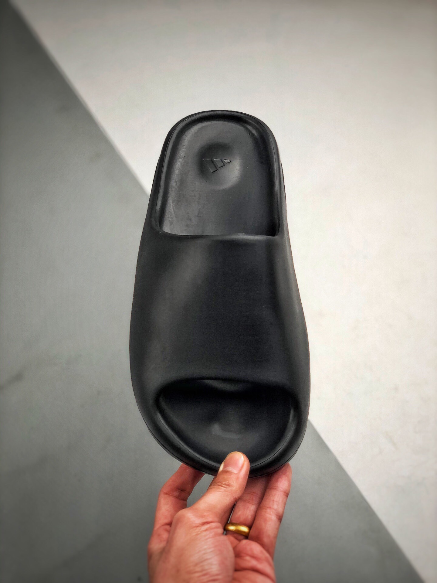 120 Kanye West x Yeezy Slide“Resin” 椰子拖鞋 侃爷再度联乘