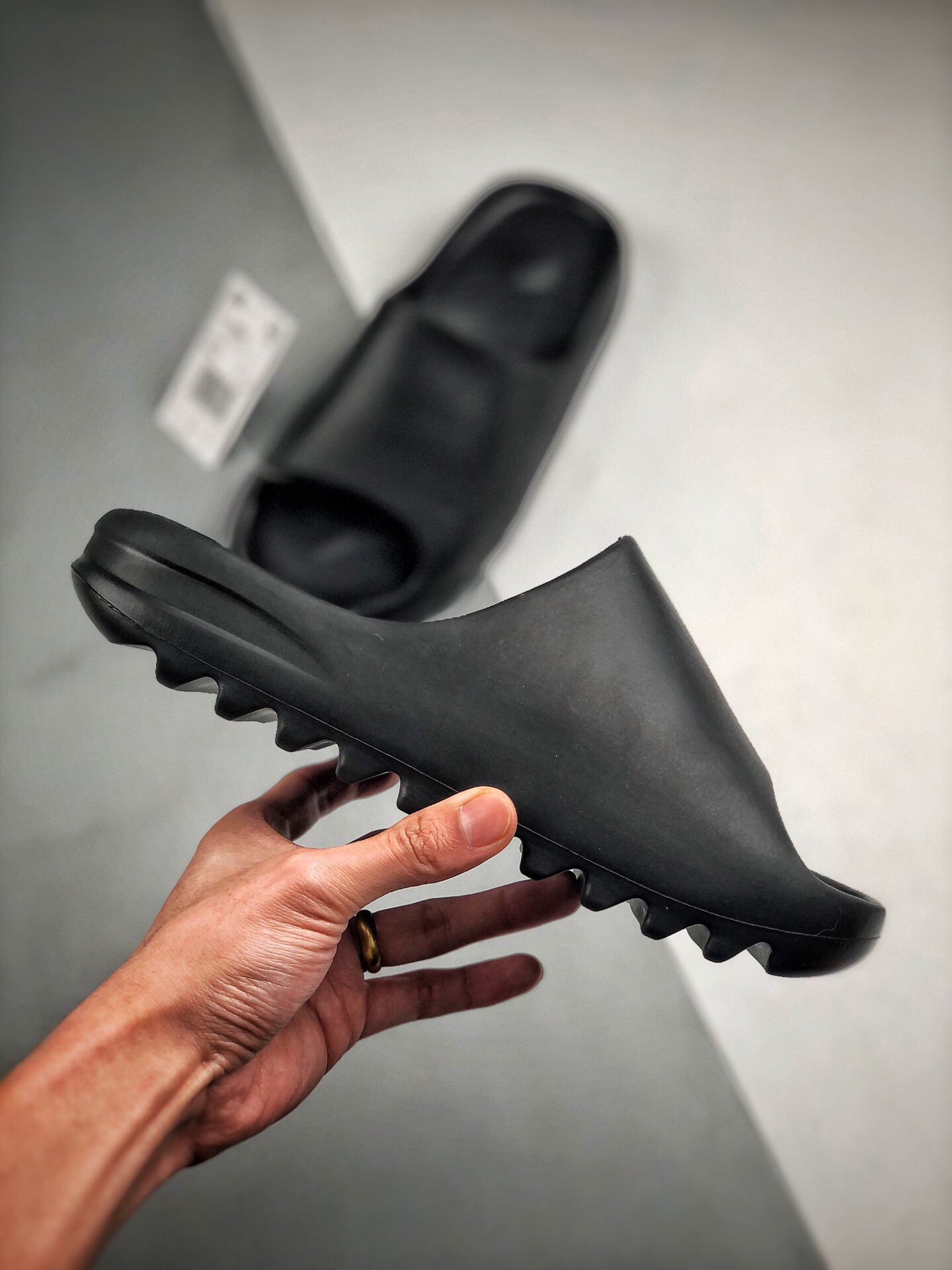 120 Kanye West x Yeezy Slide“Resin” 椰子拖鞋 侃爷再度联乘