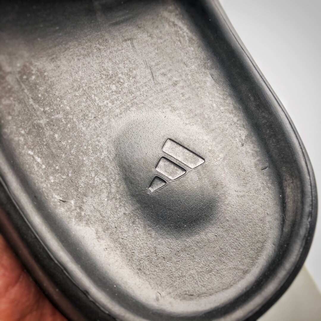 120 Kanye West x Yeezy Slide“Resin” 椰子拖鞋 侃爷再度联乘