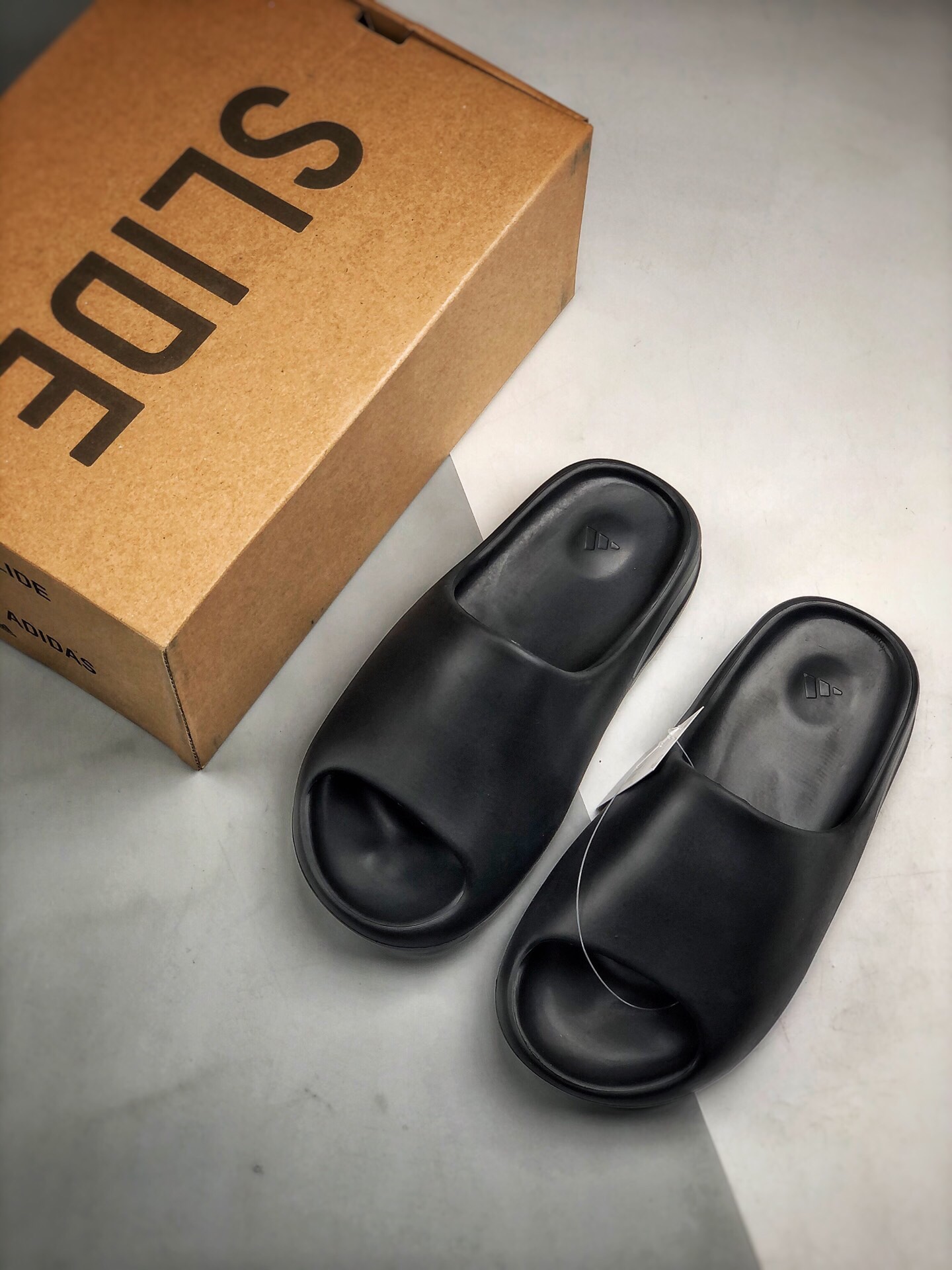 120 Kanye West x Yeezy Slide“Resin” 椰子拖鞋 侃爷再度联乘