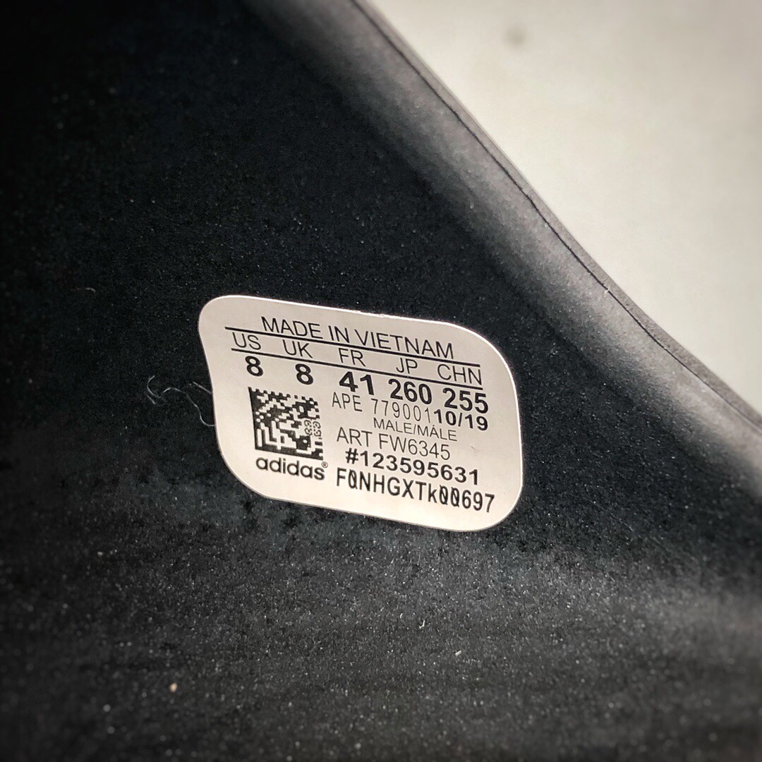 120 Kanye West x Yeezy Slide“Resin” 椰子拖鞋 侃爷再度联乘