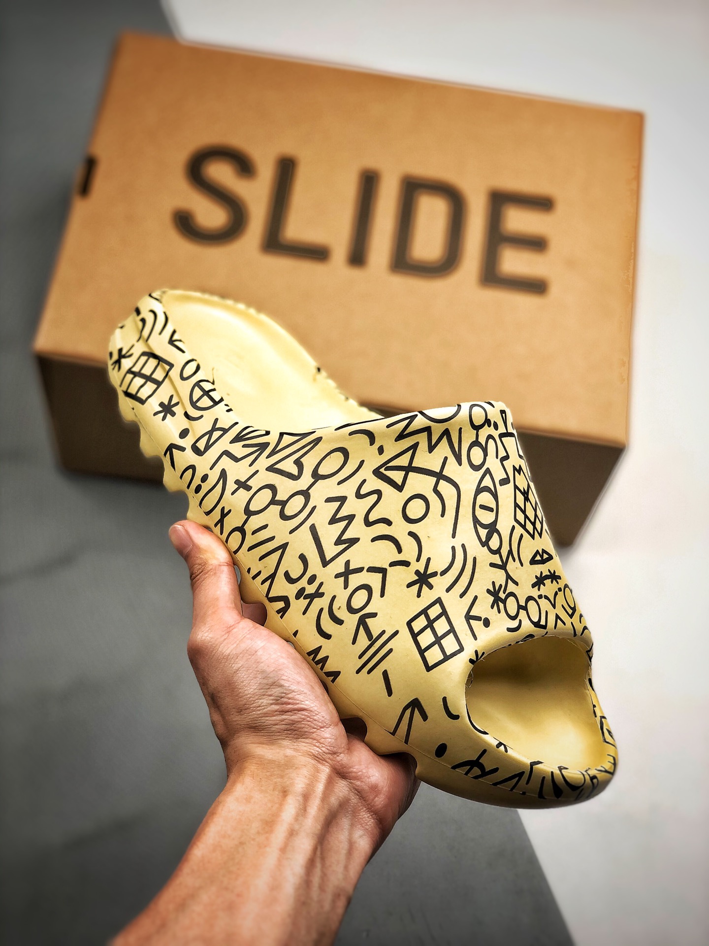 130 Kanye West x Yeezy Slide“Resin” 椰子拖鞋 侃爷再度联乘