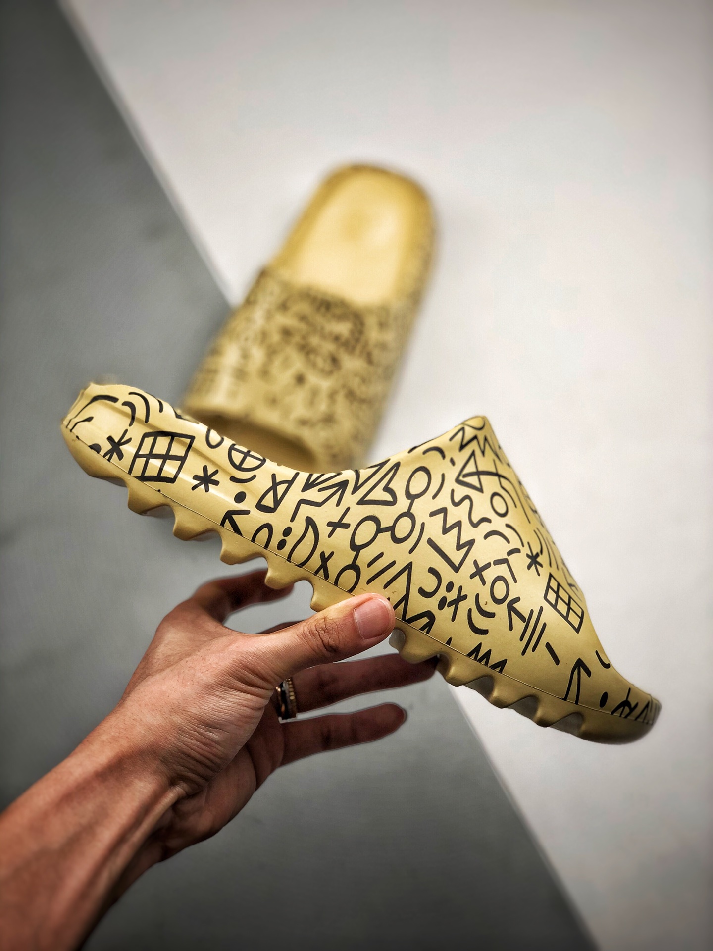 130 Kanye West x Yeezy Slide“Resin” 椰子拖鞋 侃爷再度联乘