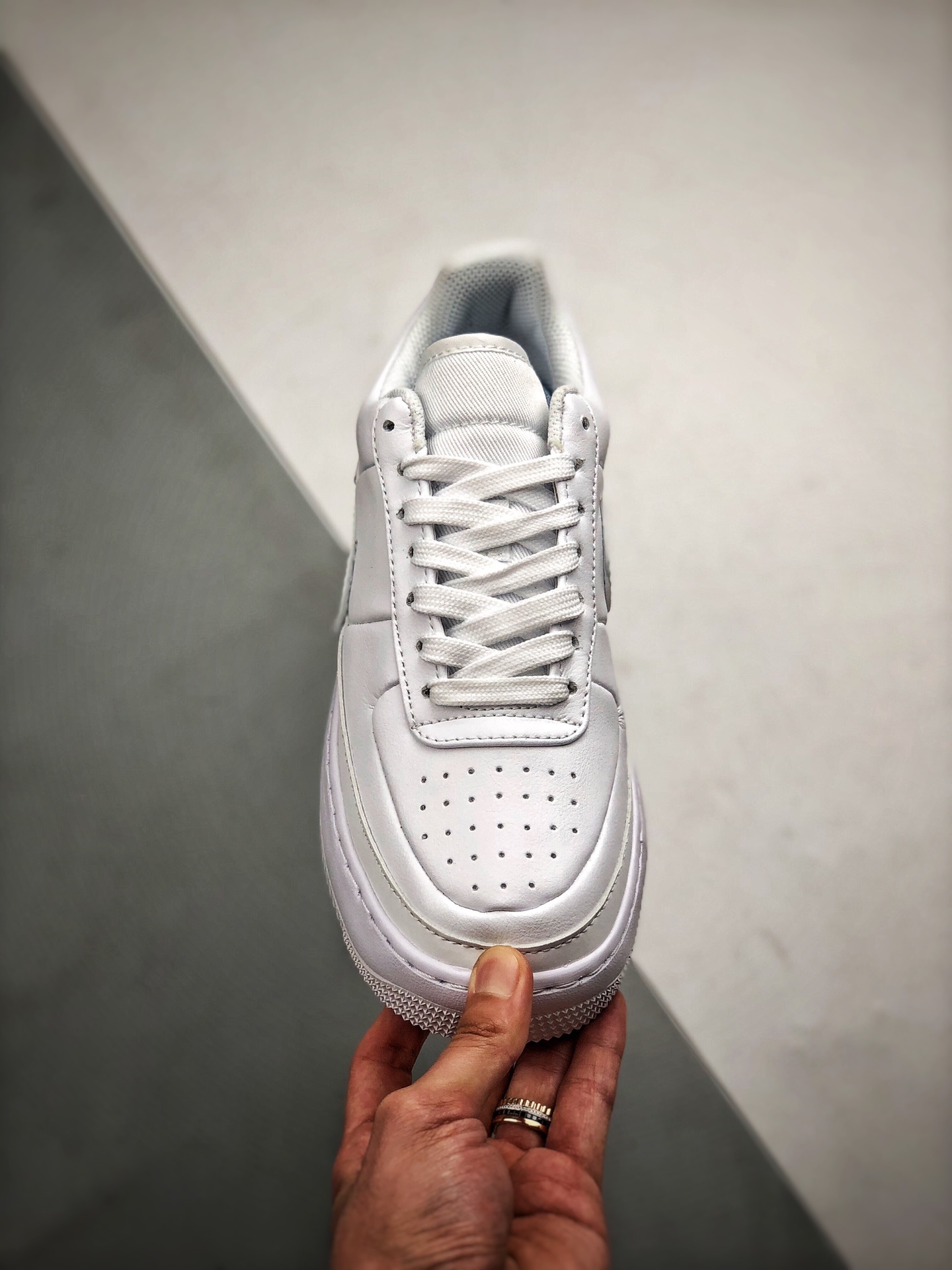 170 Nike Wmns AF1 JESTER XX 空军一号轻量增高 “脱落勾全白” 货号:AO1220-101-莆田鞋,莆田鞋货源,高仿鞋,高仿鞋货源,安福档口,莆田高仿鞋,莆田鞋批发,高仿鞋批发,莆田高仿运动鞋,高仿运动鞋,莆田运动鞋 170 Nike Wmns AF1 JESTER XX 空军一号轻量增高 “脱落勾全白” 货号:AO1220-101