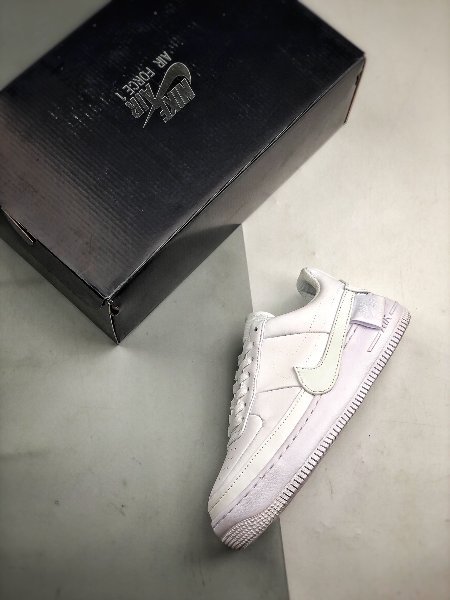 170 Nike Wmns AF1 JESTER XX 空军一号轻量增高 “脱落勾全白” 货号:AO1220-101-莆田鞋,莆田鞋货源,高仿鞋,高仿鞋货源,安福档口,莆田高仿鞋,莆田鞋批发,高仿鞋批发,莆田高仿运动鞋,高仿运动鞋,莆田运动鞋 170 Nike Wmns AF1 JESTER XX 空军一号轻量增高 “脱落勾全白” 货号:AO1220-101