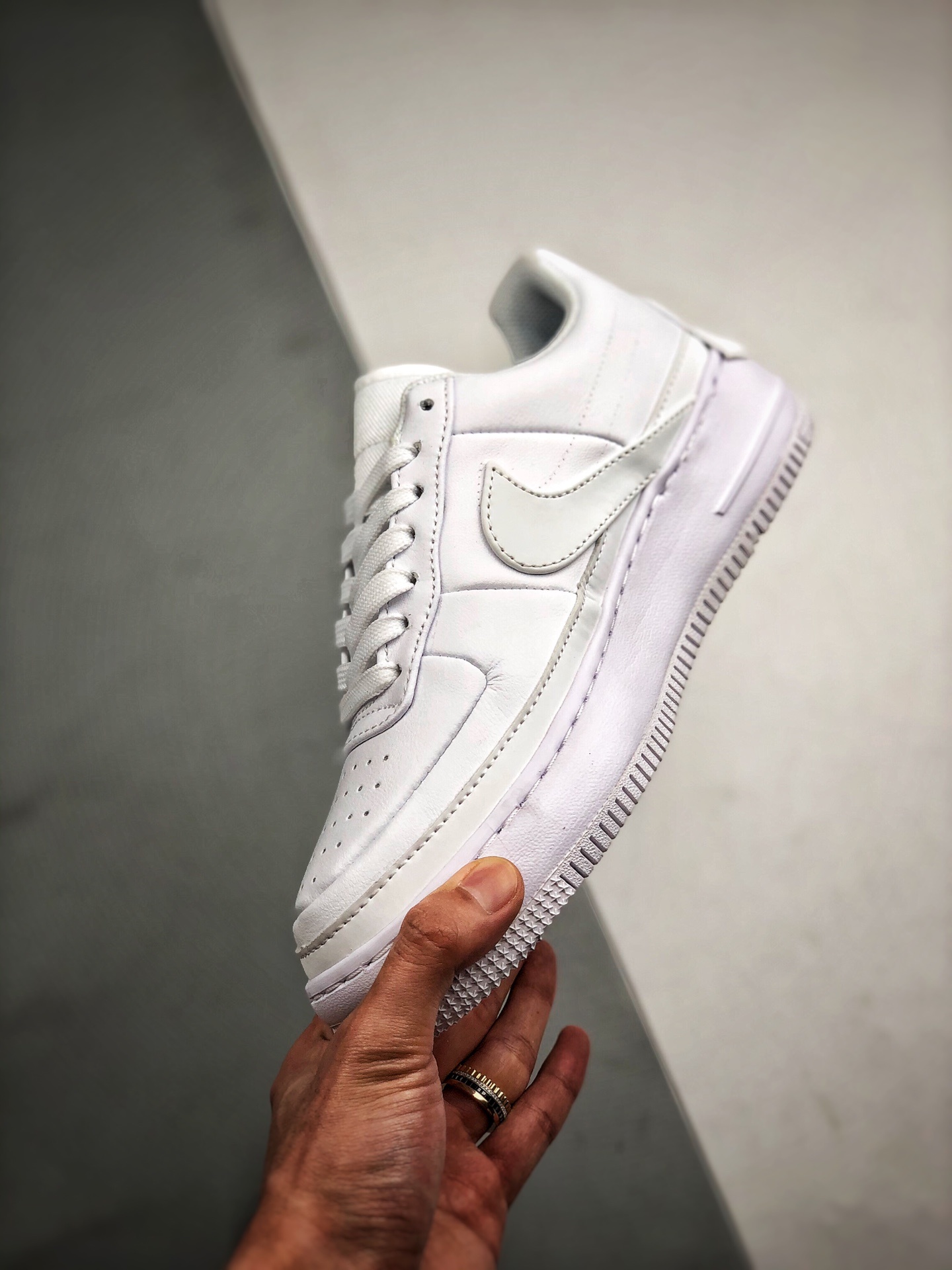 170 Nike Wmns AF1 JESTER XX 空军一号轻量增高 “脱落勾全白” 货号:AO1220-101-莆田鞋,莆田鞋货源,高仿鞋,高仿鞋货源,安福档口,莆田高仿鞋,莆田鞋批发,高仿鞋批发,莆田高仿运动鞋,高仿运动鞋,莆田运动鞋 170 Nike Wmns AF1 JESTER XX 空军一号轻量增高 “脱落勾全白” 货号:AO1220-101
