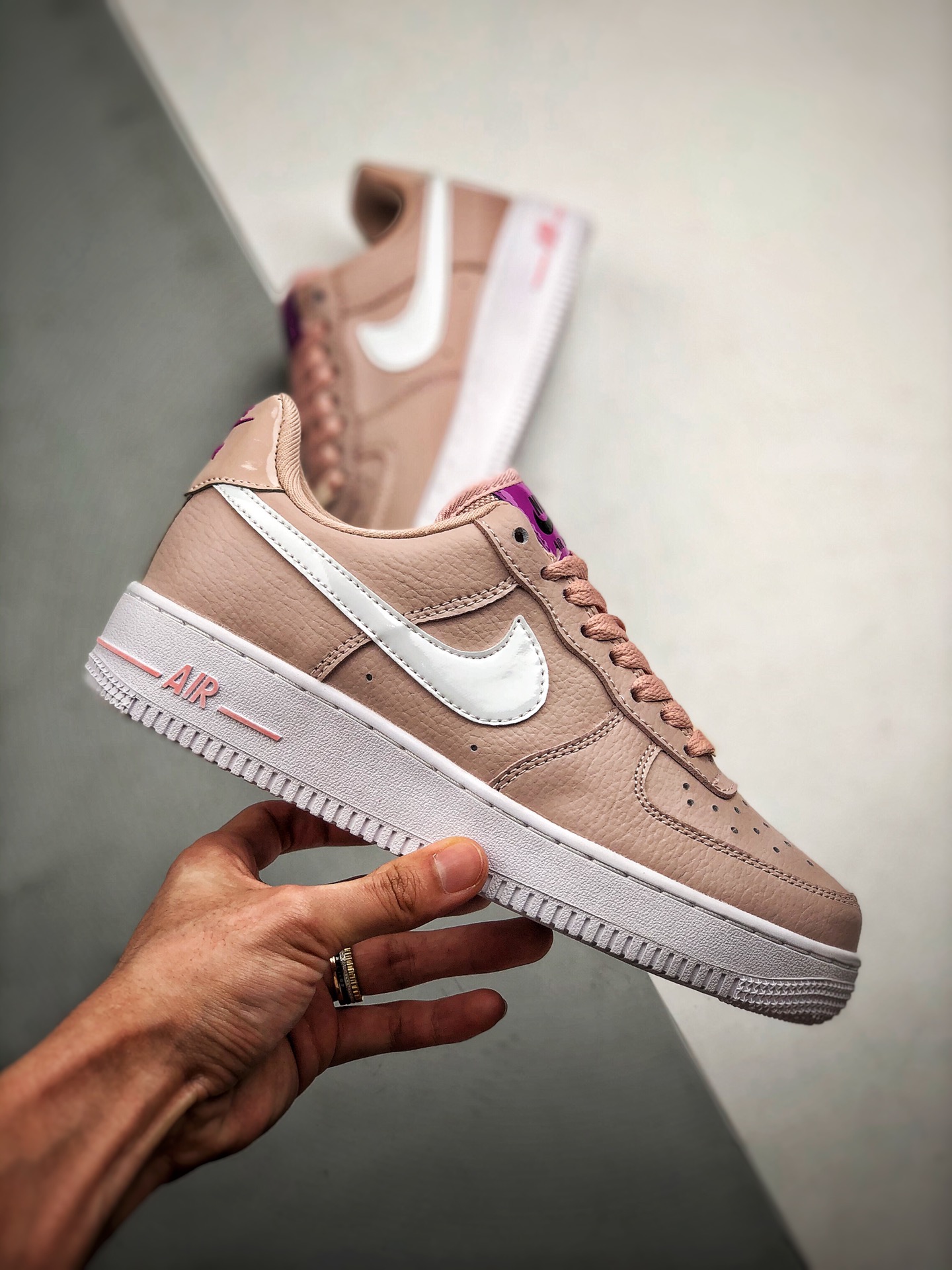 170 Air Force 1 ”Swoosh” 白粉配色 官网同步发售